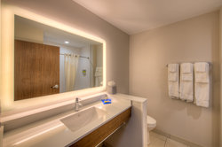 - Holiday Inn Express & Suites Remington - I-65, Exit 201