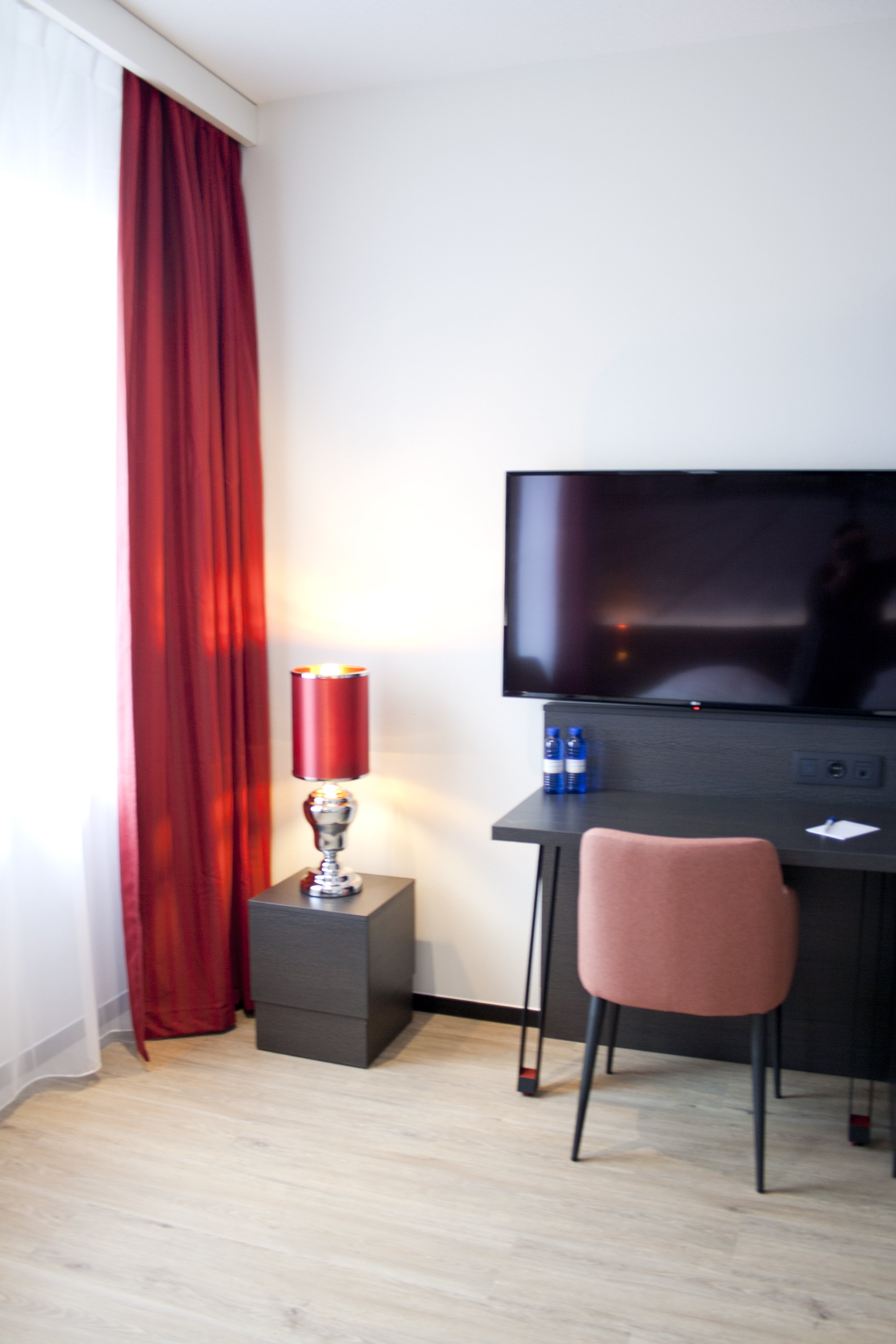 BASTION HOTEL ARNHEM-guestroom-Deluxe Room.jpg