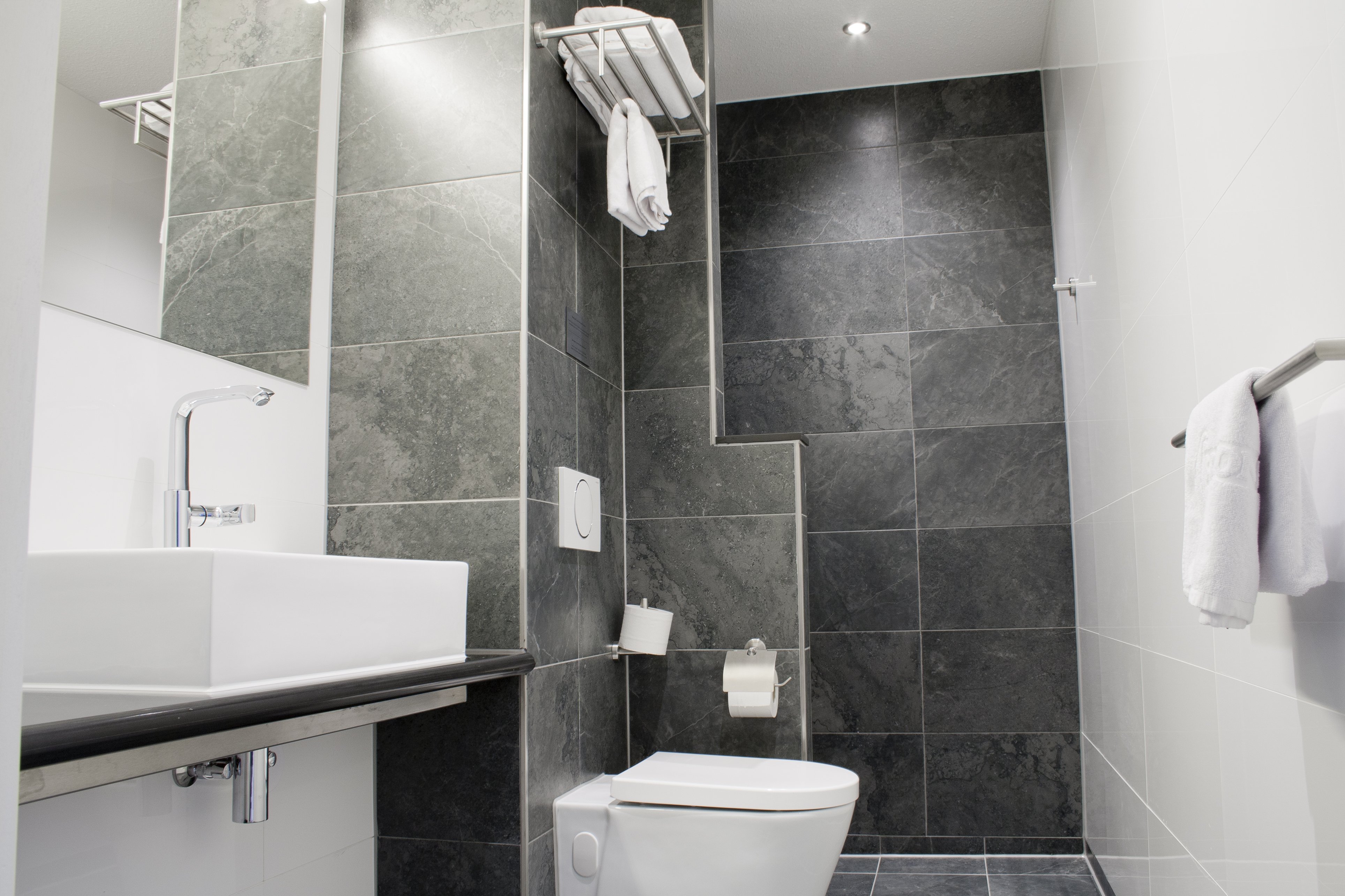BASTION HOTEL ARNHEM-guestroom-Bathroom.jpg