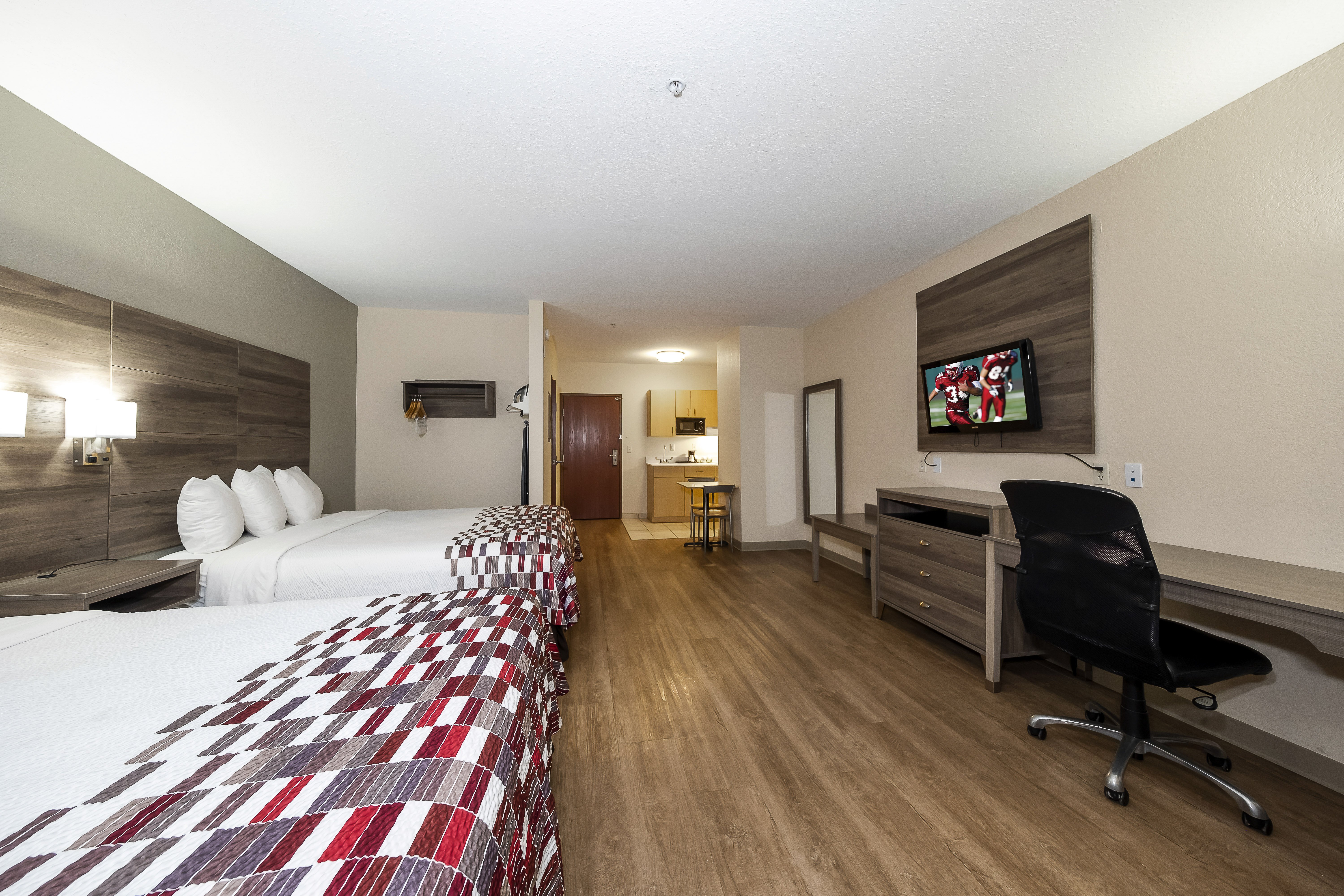 RED ROOF PANAMA CITY-guestroom-Deluxe Double Queen Kitchenette.jpg