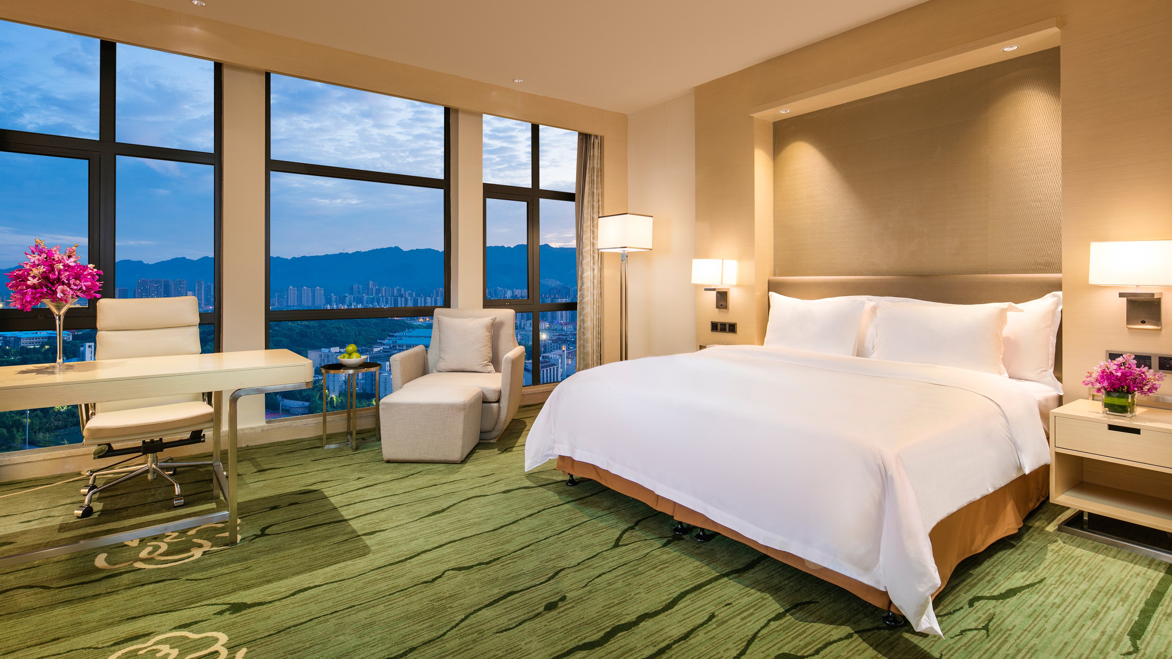 HOLIDAY INN UNIVERSITY TOWN BY IHG-guestroom-Holiday Inn Executive Room?King?.jpg