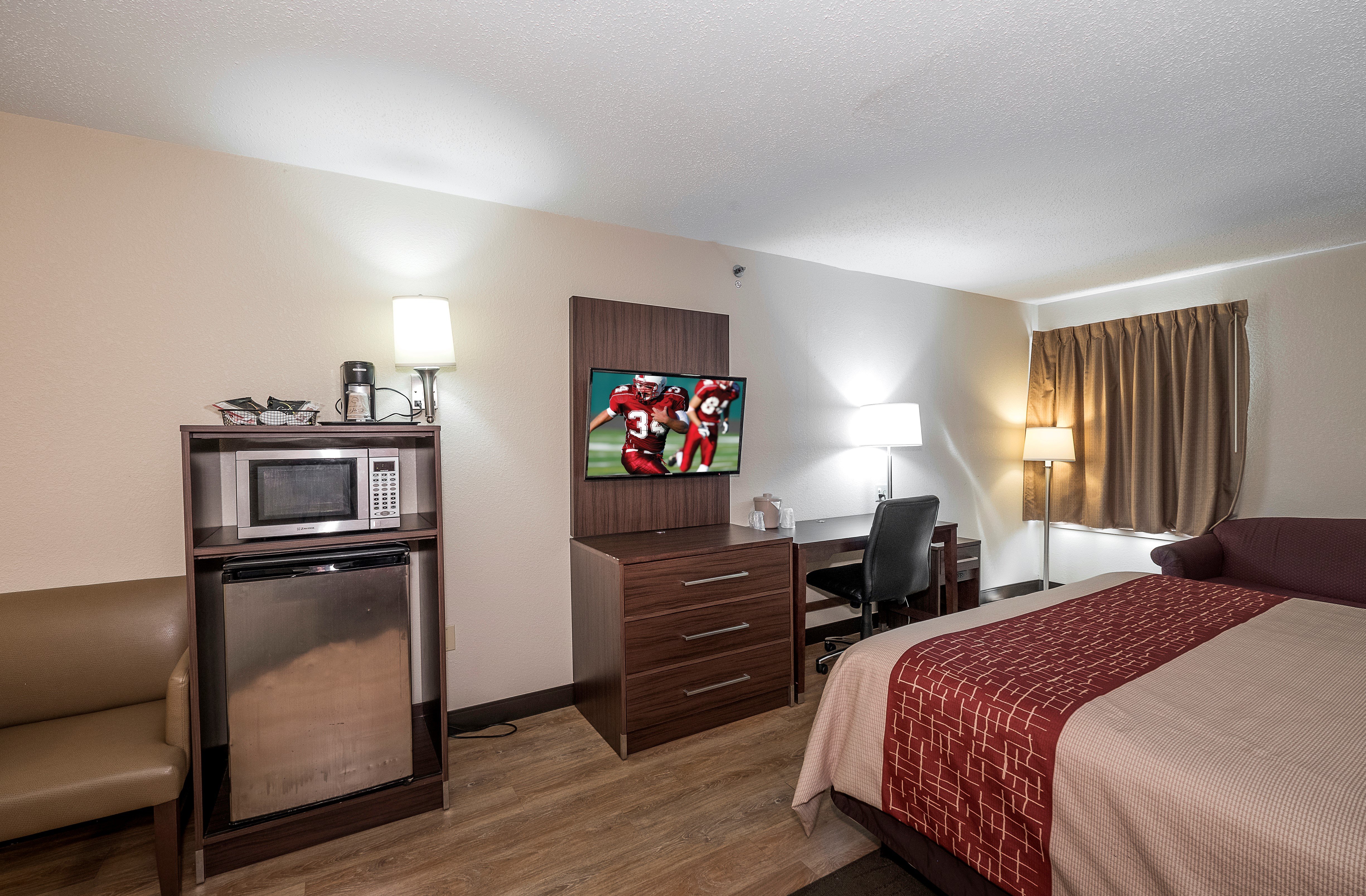RED ROOF LANCASTER-guestroom-King Suite.jpg