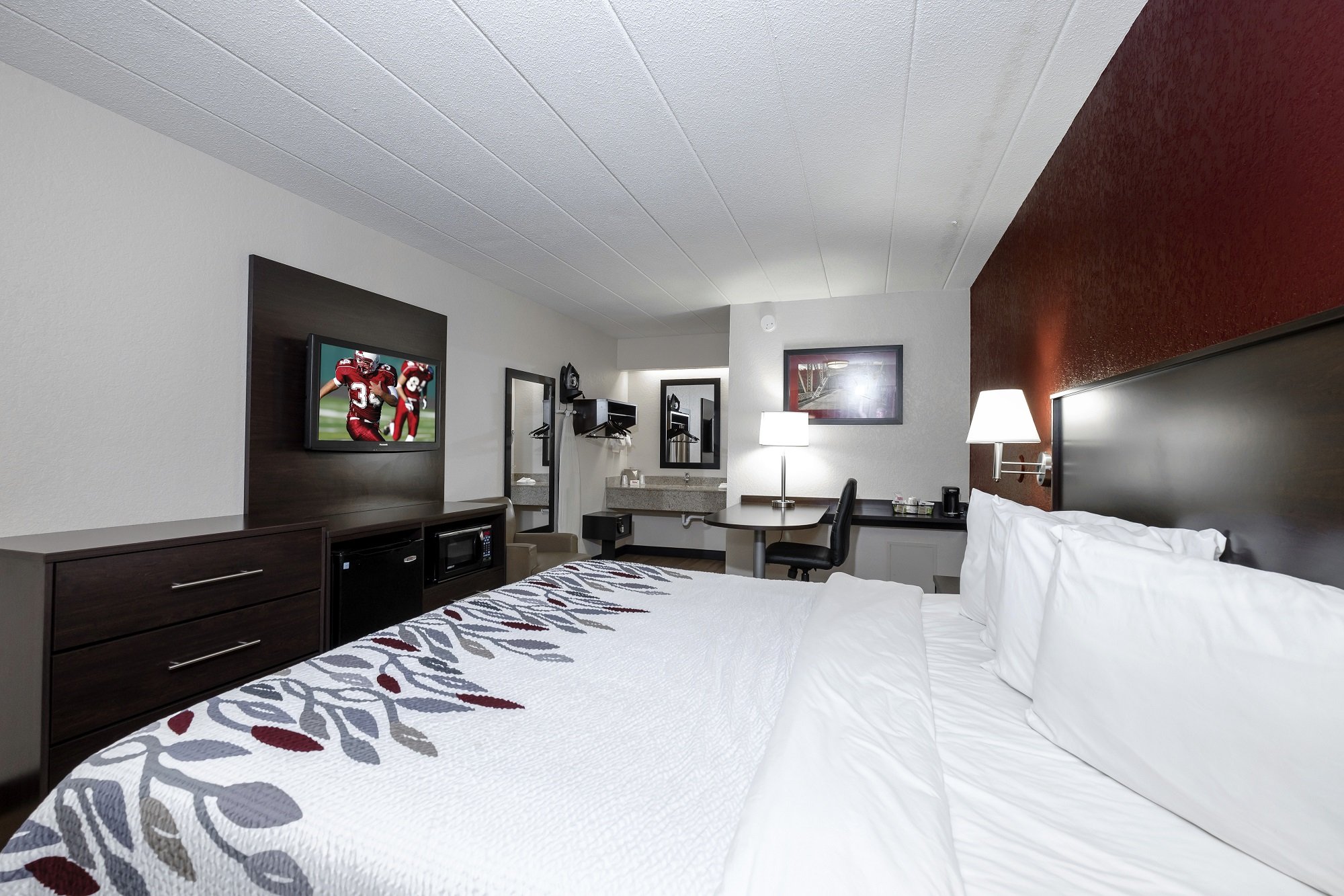 RED ROOF CLEVELAND MEDINA-guestroom-Superior King.jpg