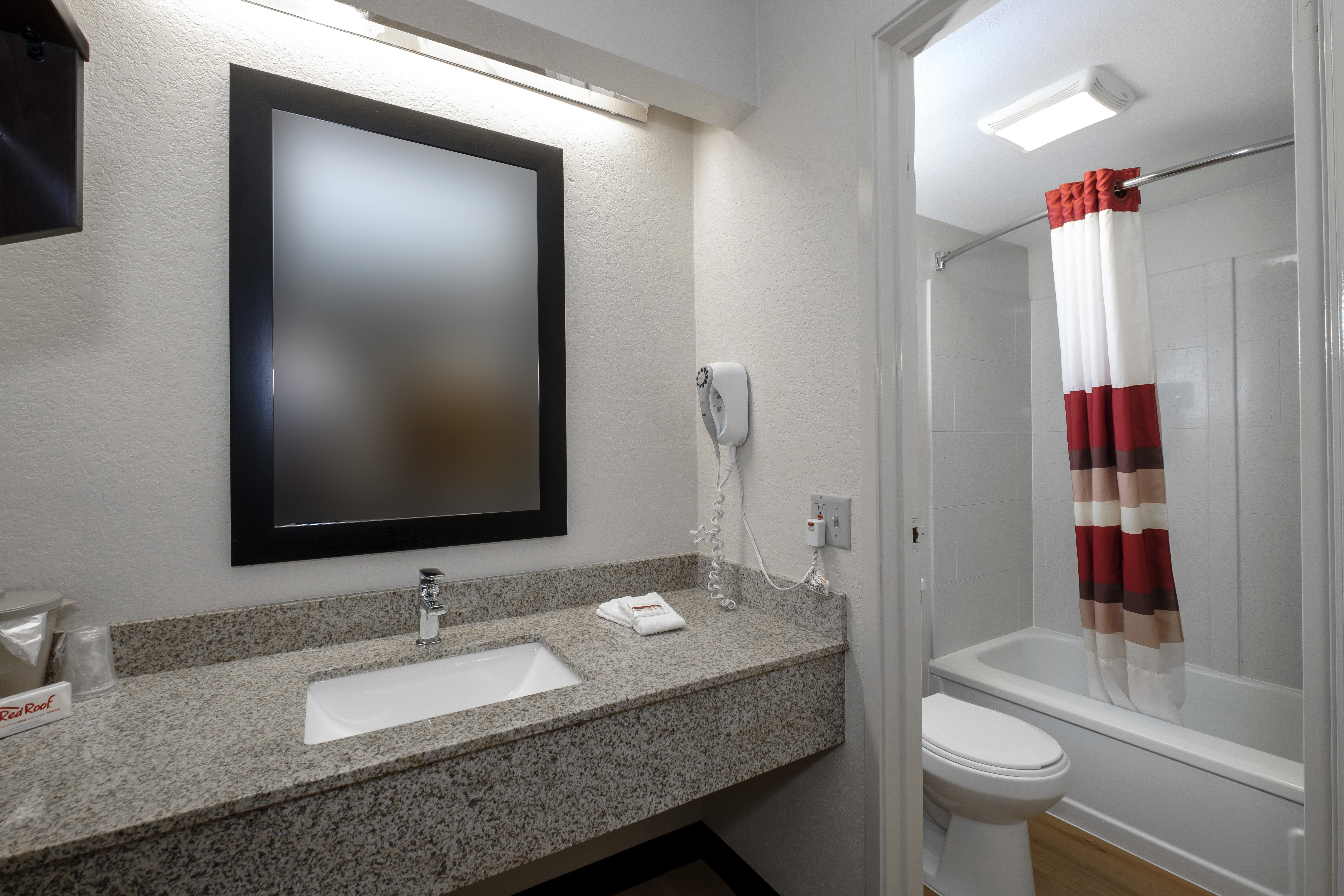 RED ROOF CLEVELAND MEDINA-guestroom-Bathroom.jpg