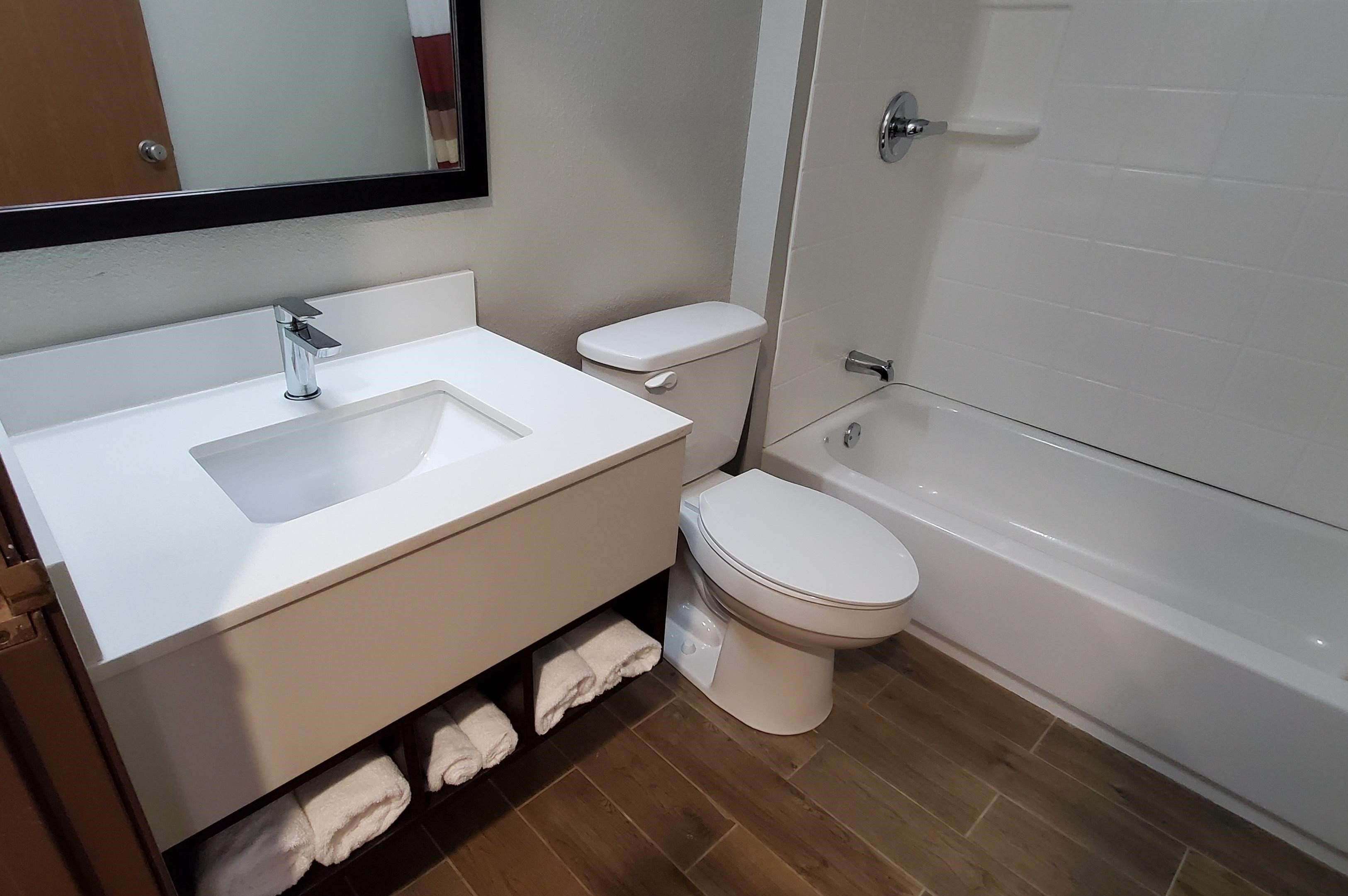 RED ROOF BINGHAMTON NORTH-guestroom-Bathroom.jpg