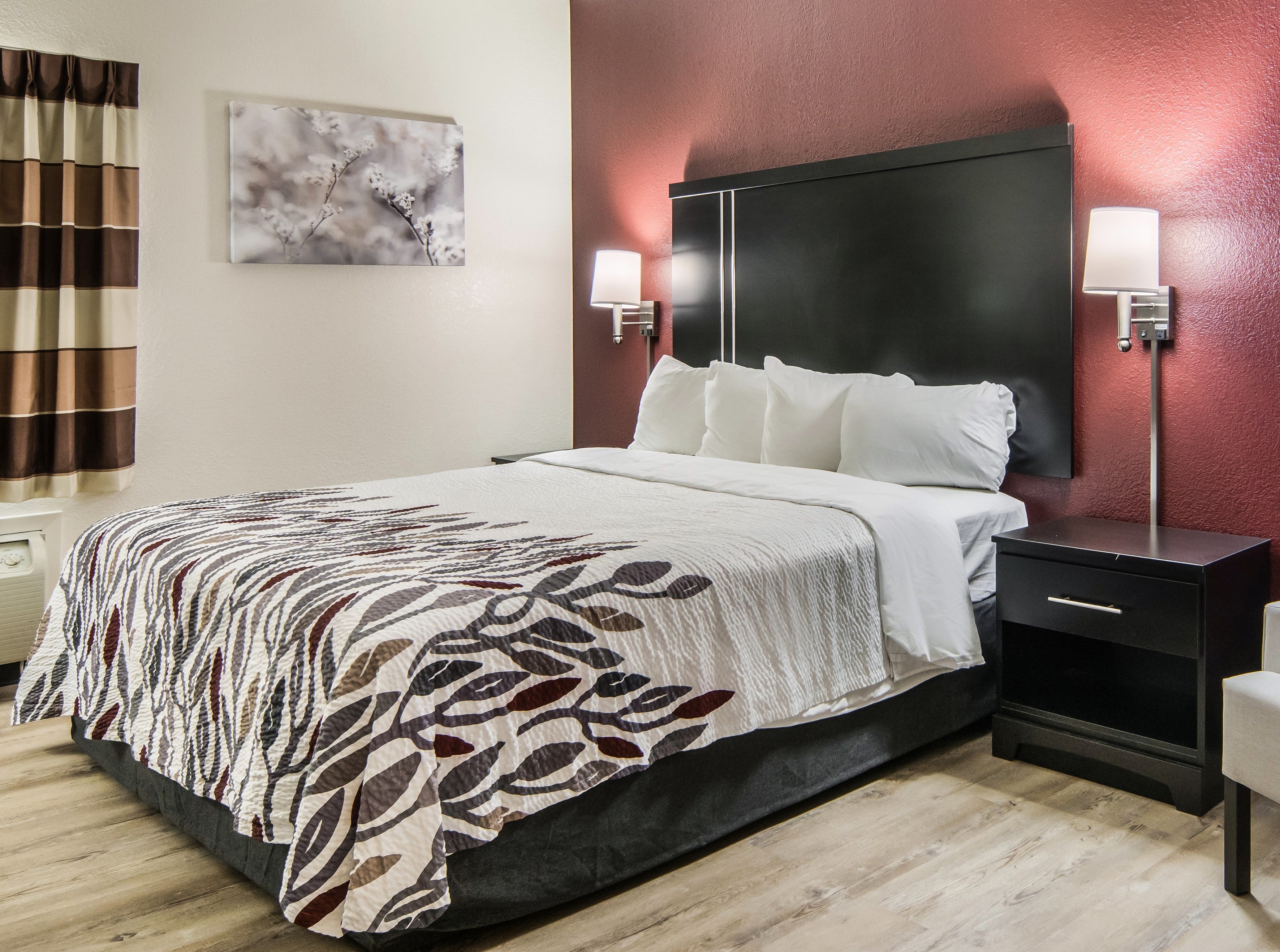 RED ROOF BINGHAMTON NORTH-guestroom-Superior King.jpg