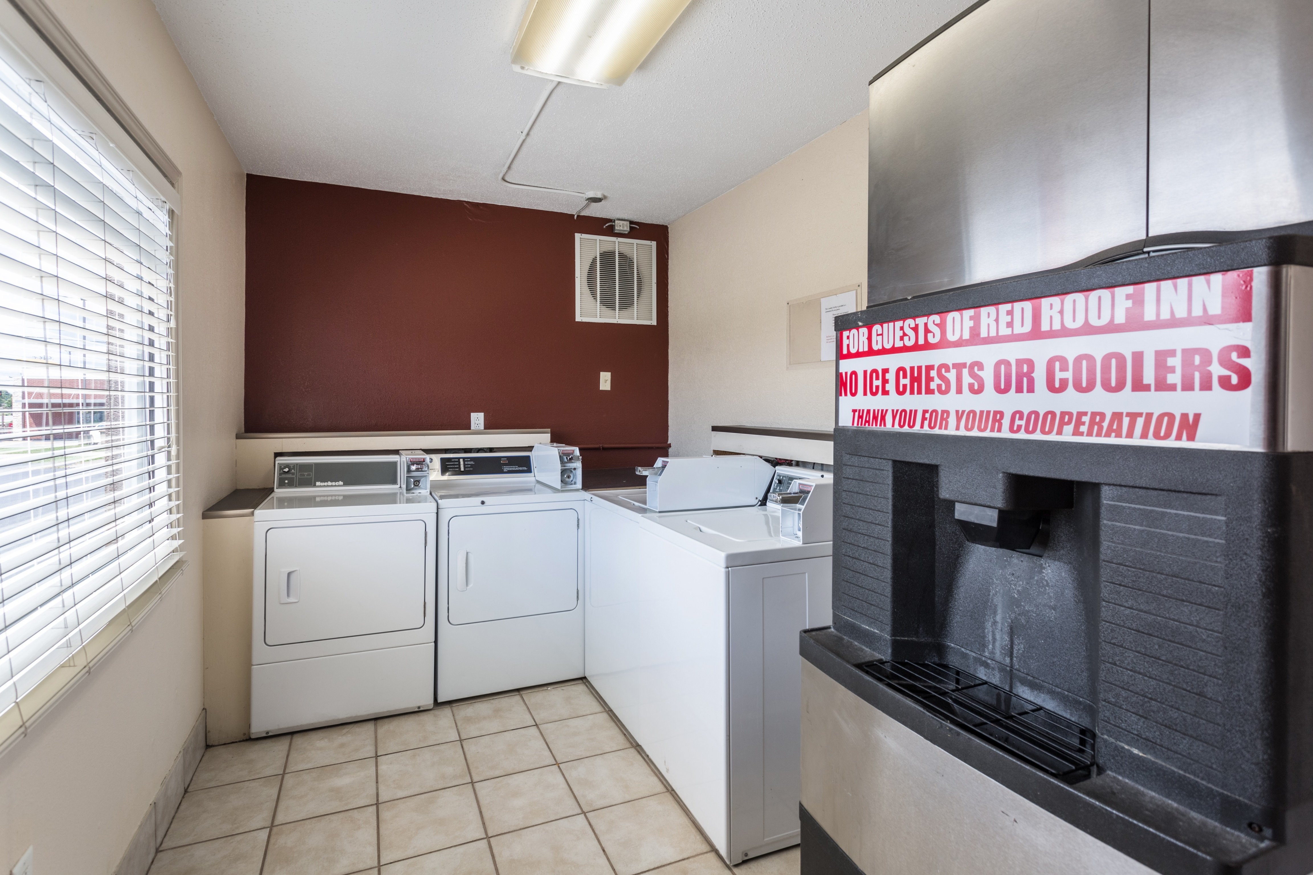 RED ROOF BOWLING GREEN-guestroom-Laundry Room.jpg