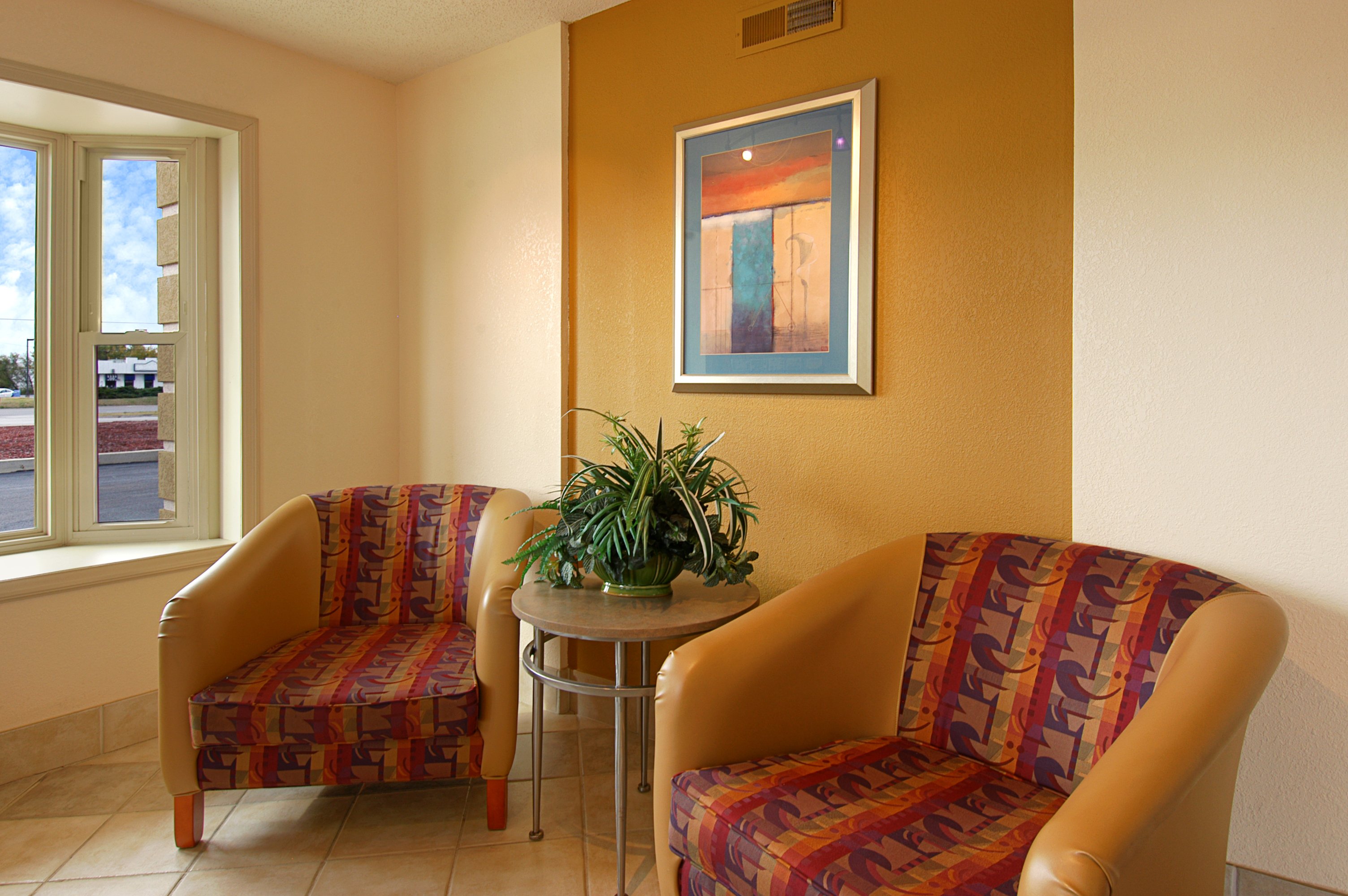 RED ROOF BOWLING GREEN-guestroom-Sitting Area.jpg