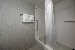  - Holiday Inn Express & Suites Staunton - I-64 & I-81, Exit 220