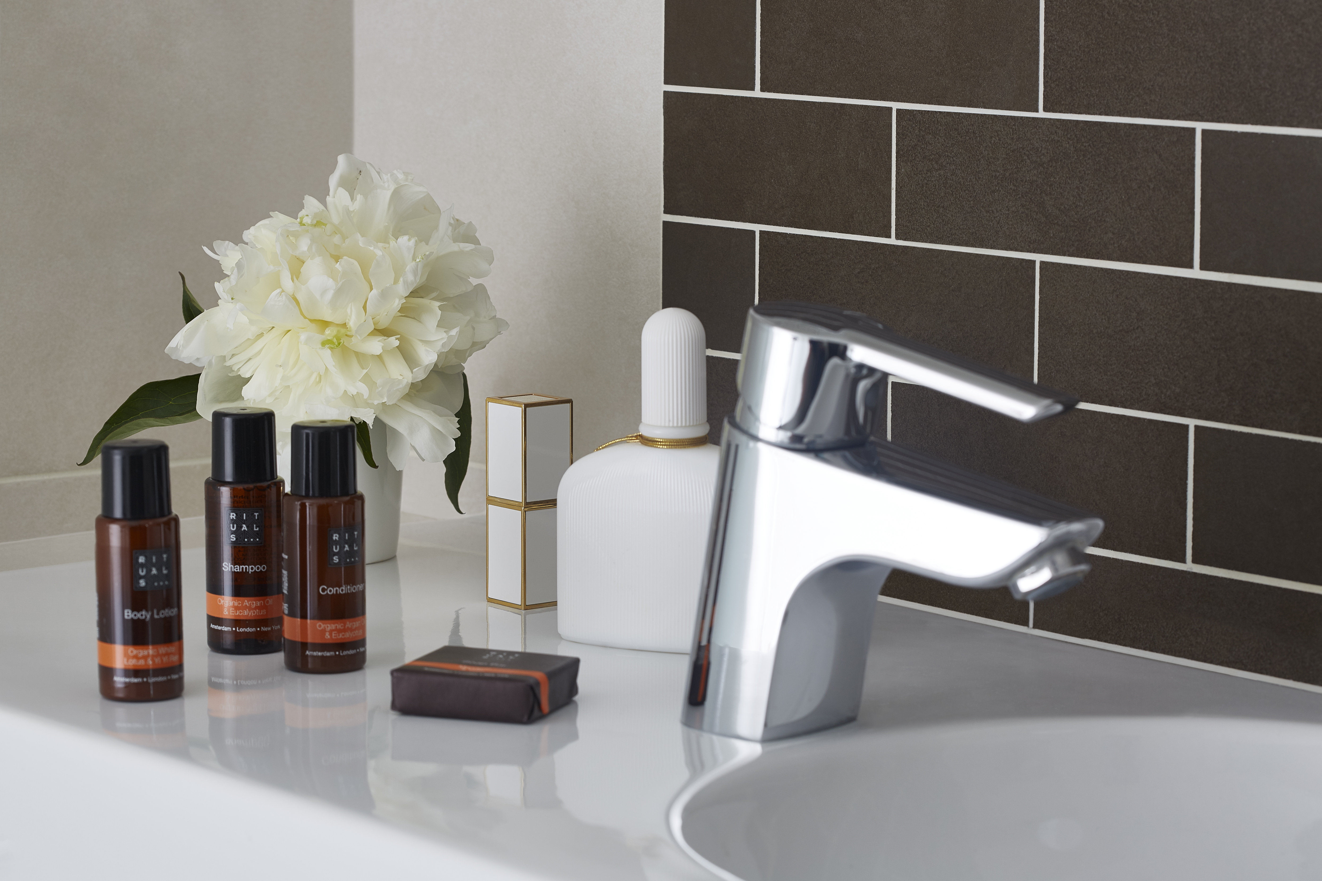 THE WESTBRIDGE HOTEL STRATFORD-guestroom-Bathroom.jpg