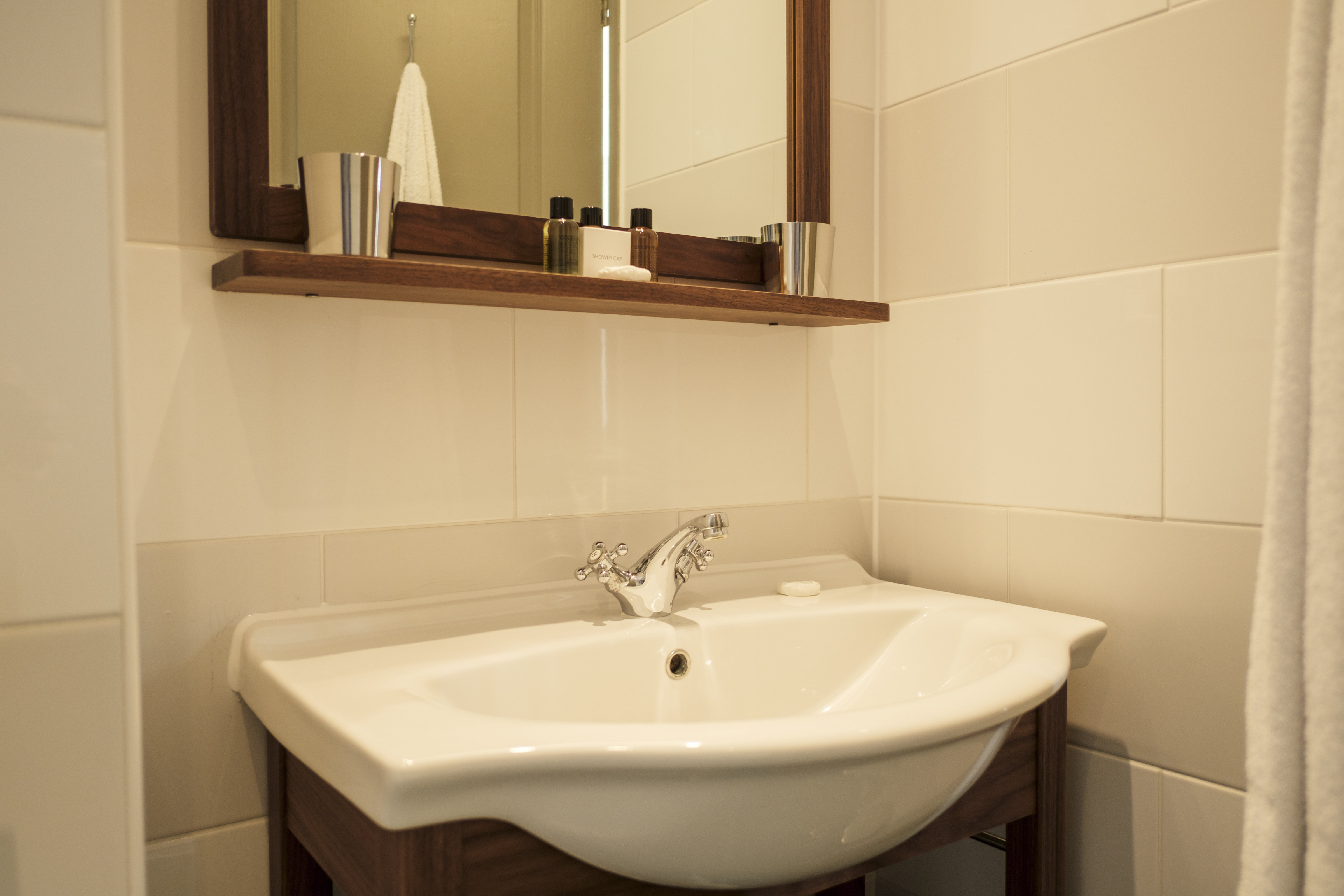 THE SWAN HOTEL STAINES-guestroom-Bathroom (1).jpg.jpg