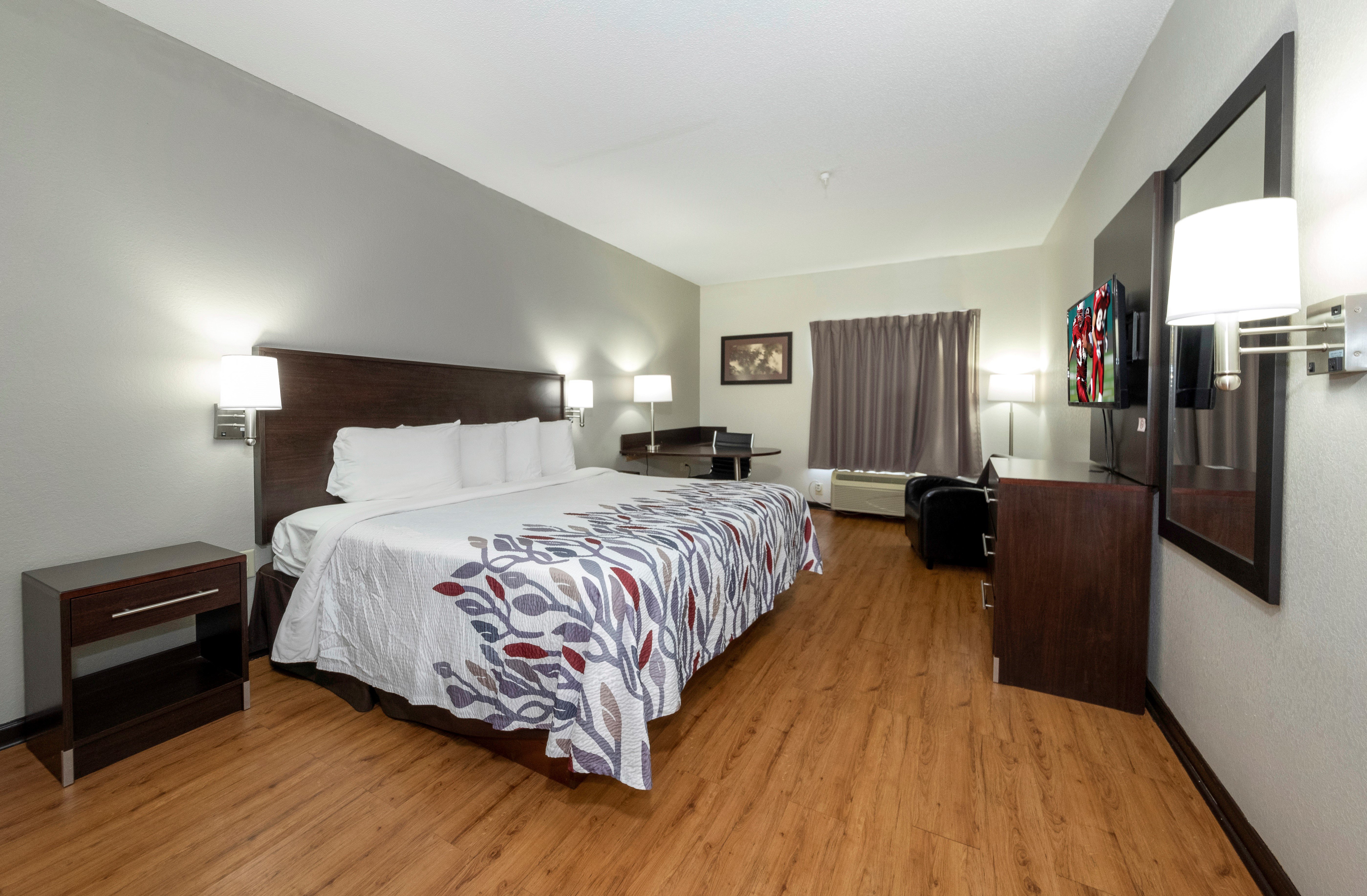 RED ROOF ATLANTA SOUTHEAST-guestroom-595-superior-king-1.jpg