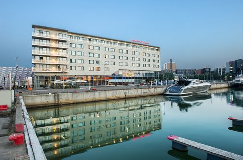 Hotel Front - Marina