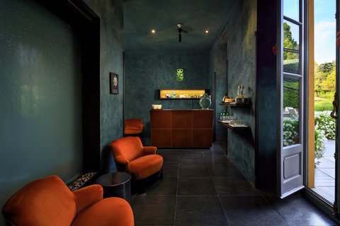 Beauty Center - reception.jpg