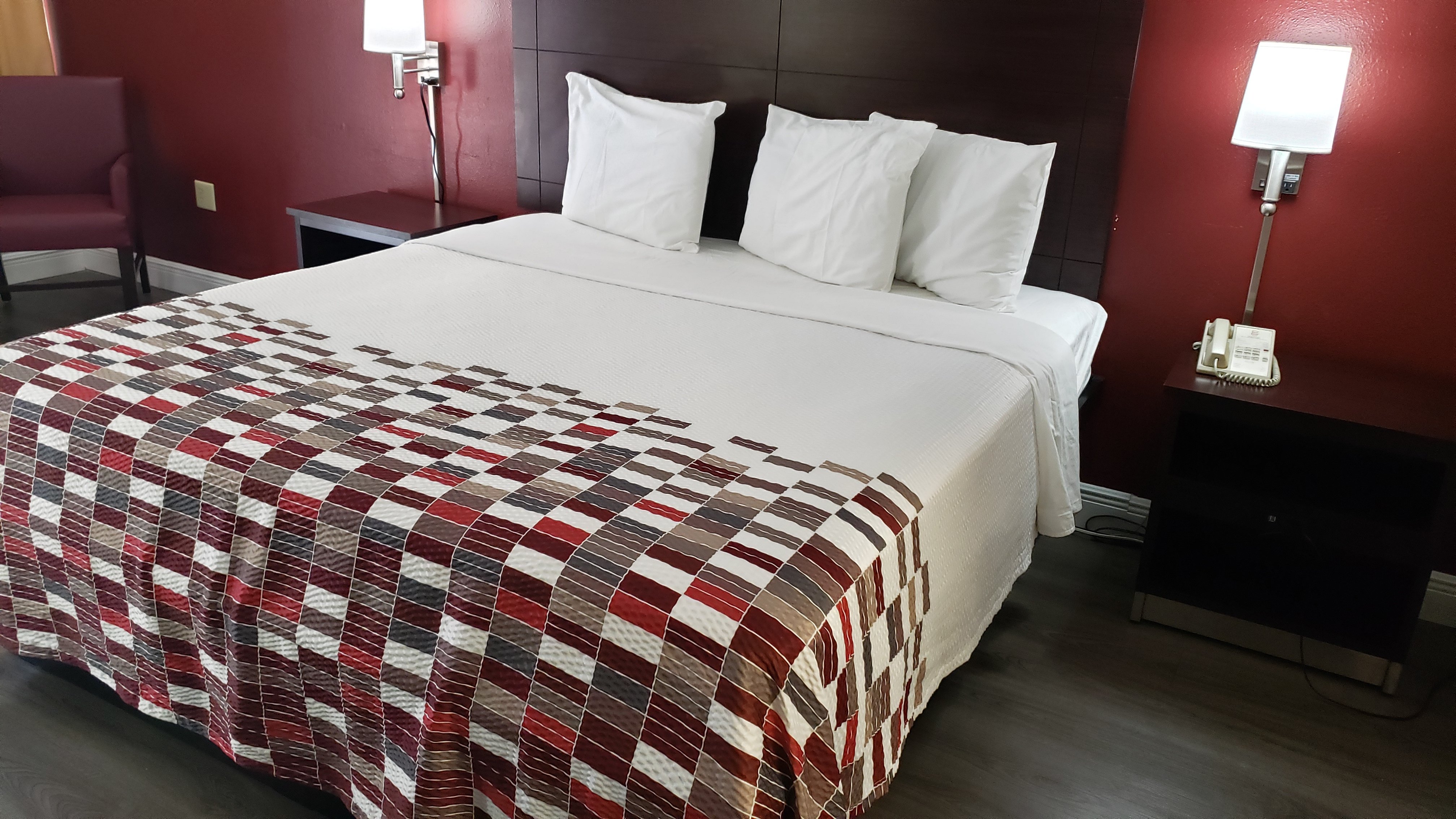 RED ROOF KENNER NEW ORLEANS AIRPORT-guestroom-1166-superior-king-1.jpg