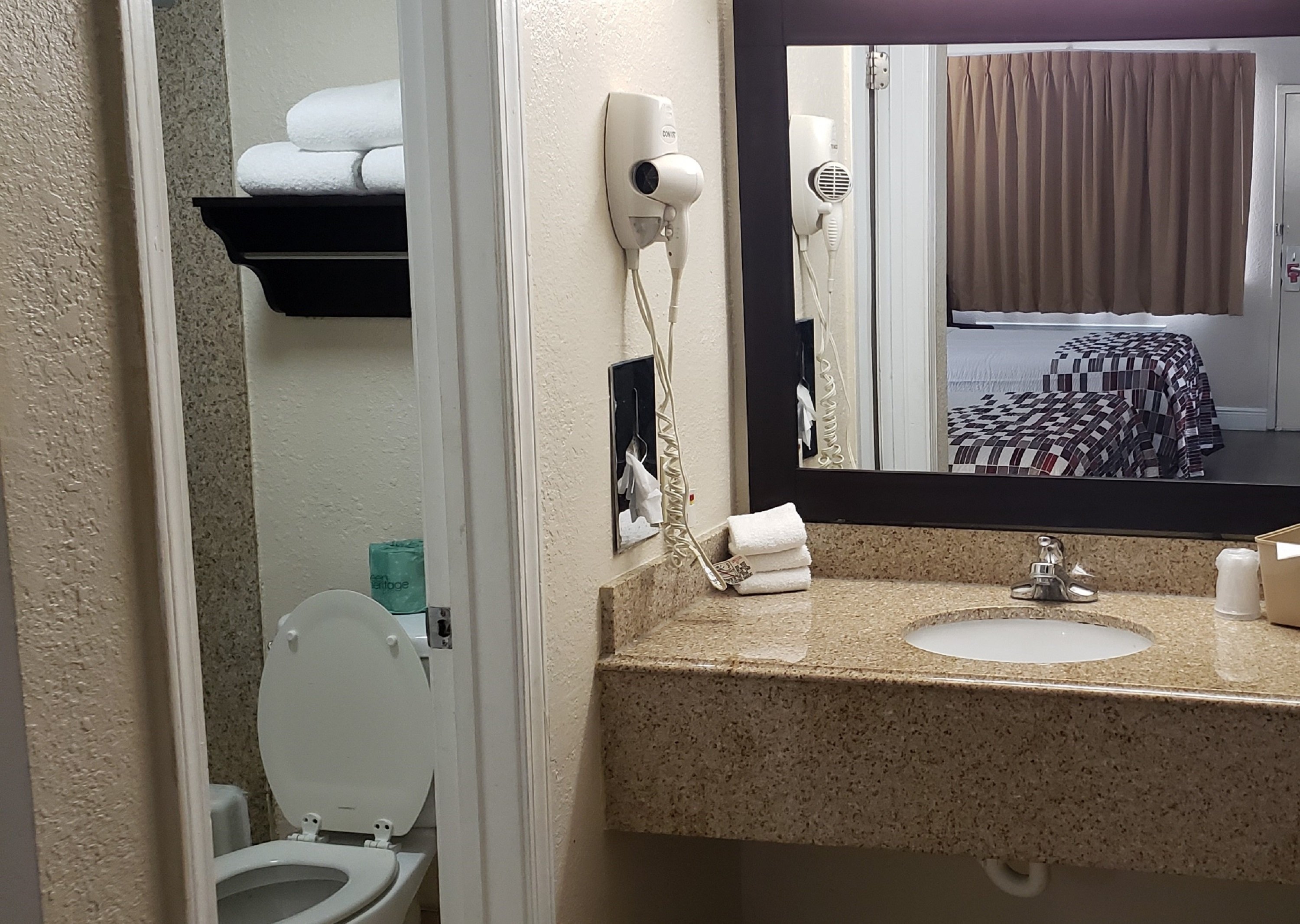 RED ROOF KENNER NEW ORLEANS AIRPORT-guestroom-1166-vanity-bath.jpg