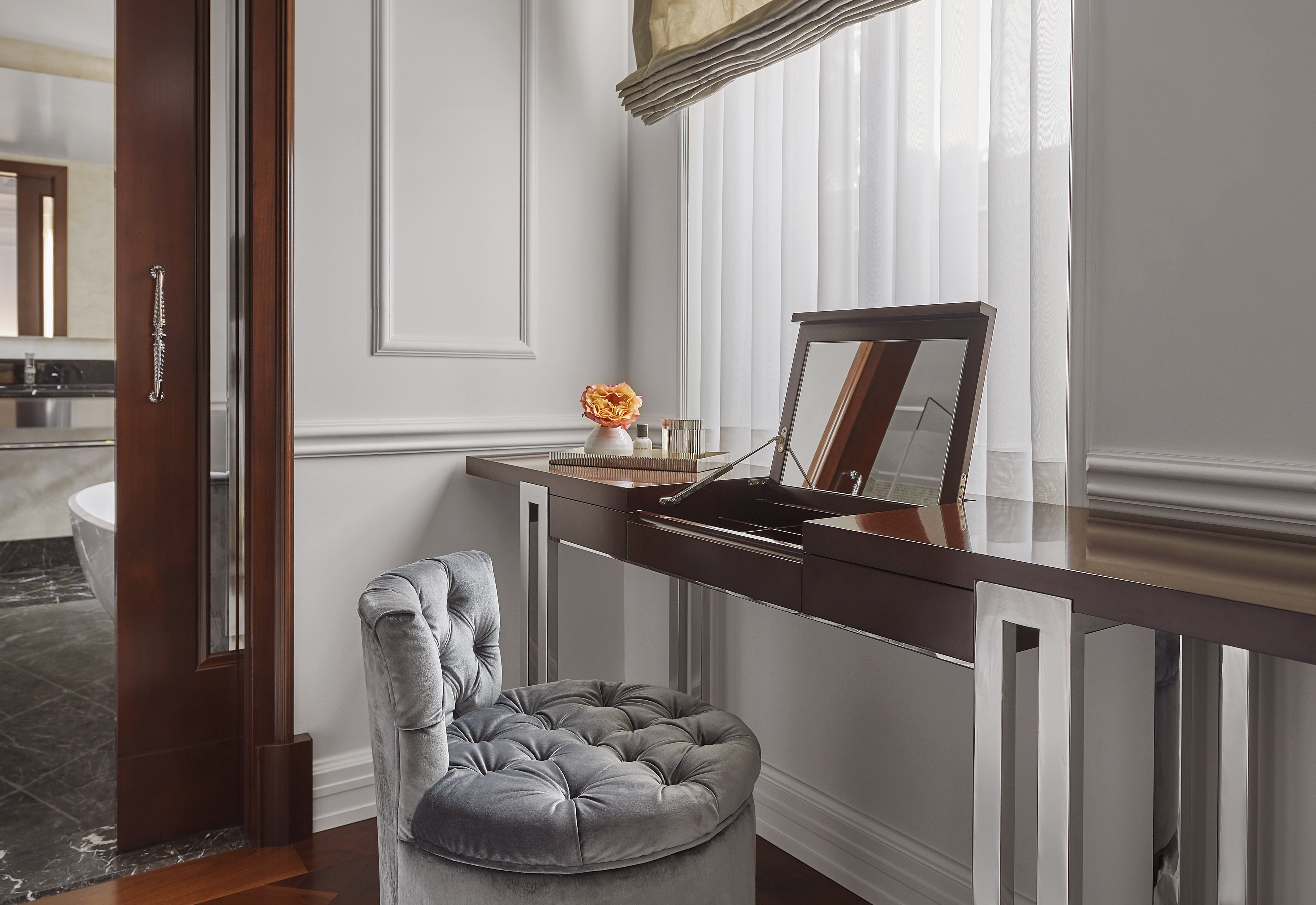 RWWDC  - Presidential Suite - Dressing Table