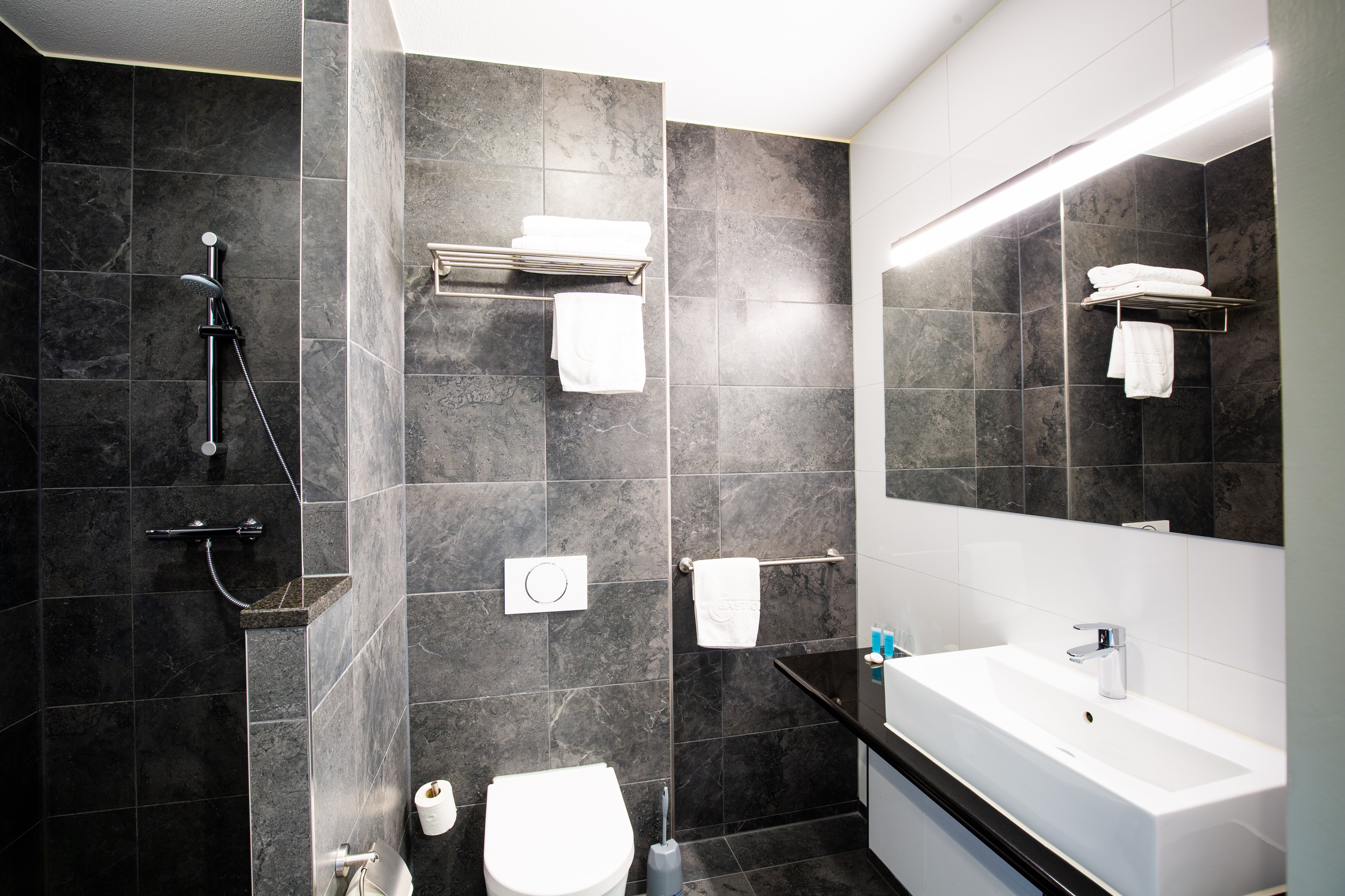 Bastion Tilburg-guestroom-Bathroom .jpg