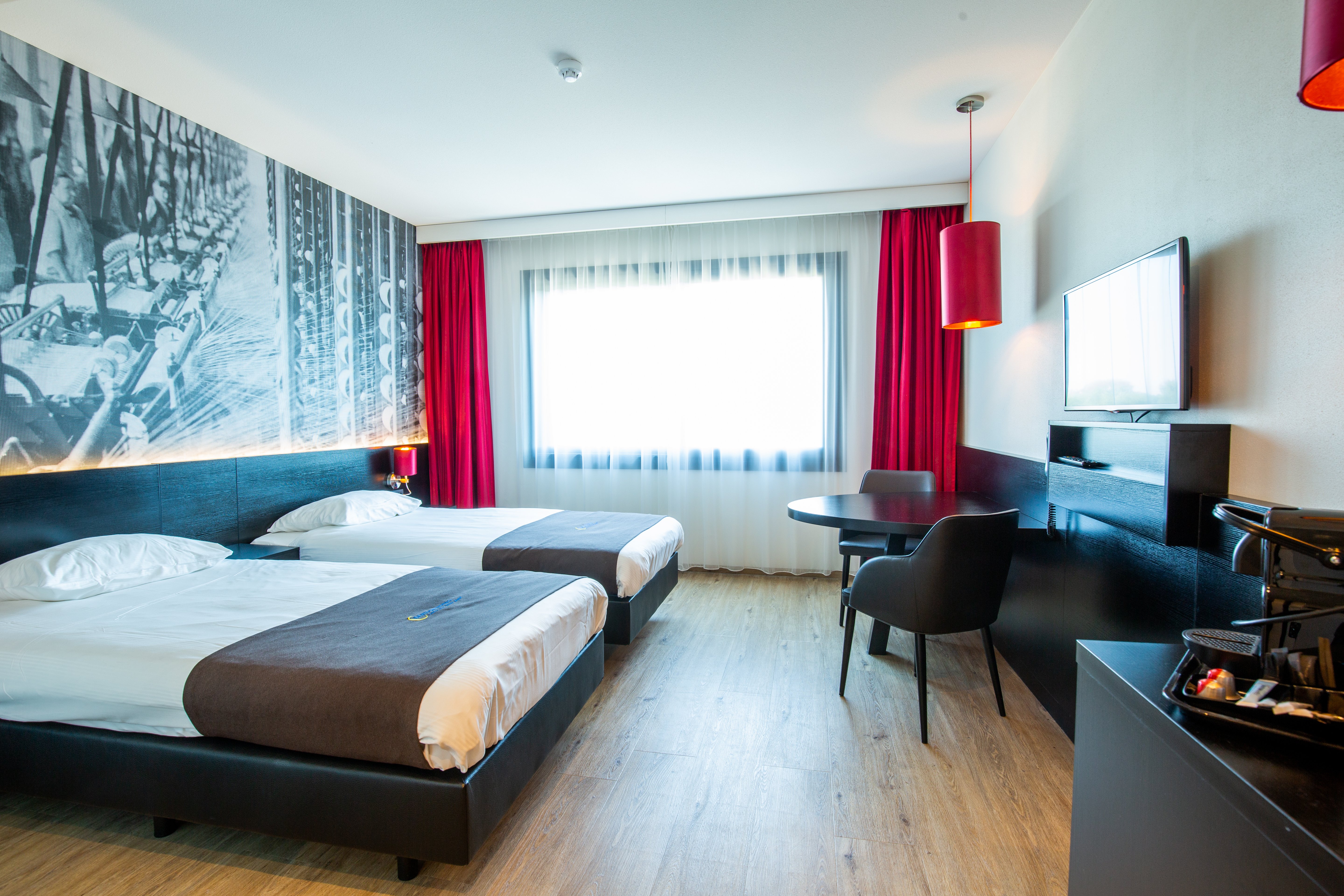 Bastion Tilburg-guestroom-Deluxe Room.jpg