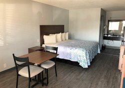  - HomeTowne Studios East San Antonio - I-10, Exit 580