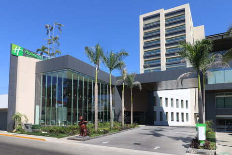 Modern hotel Holiday Inn & Suites near Puerto Vallarta Airport