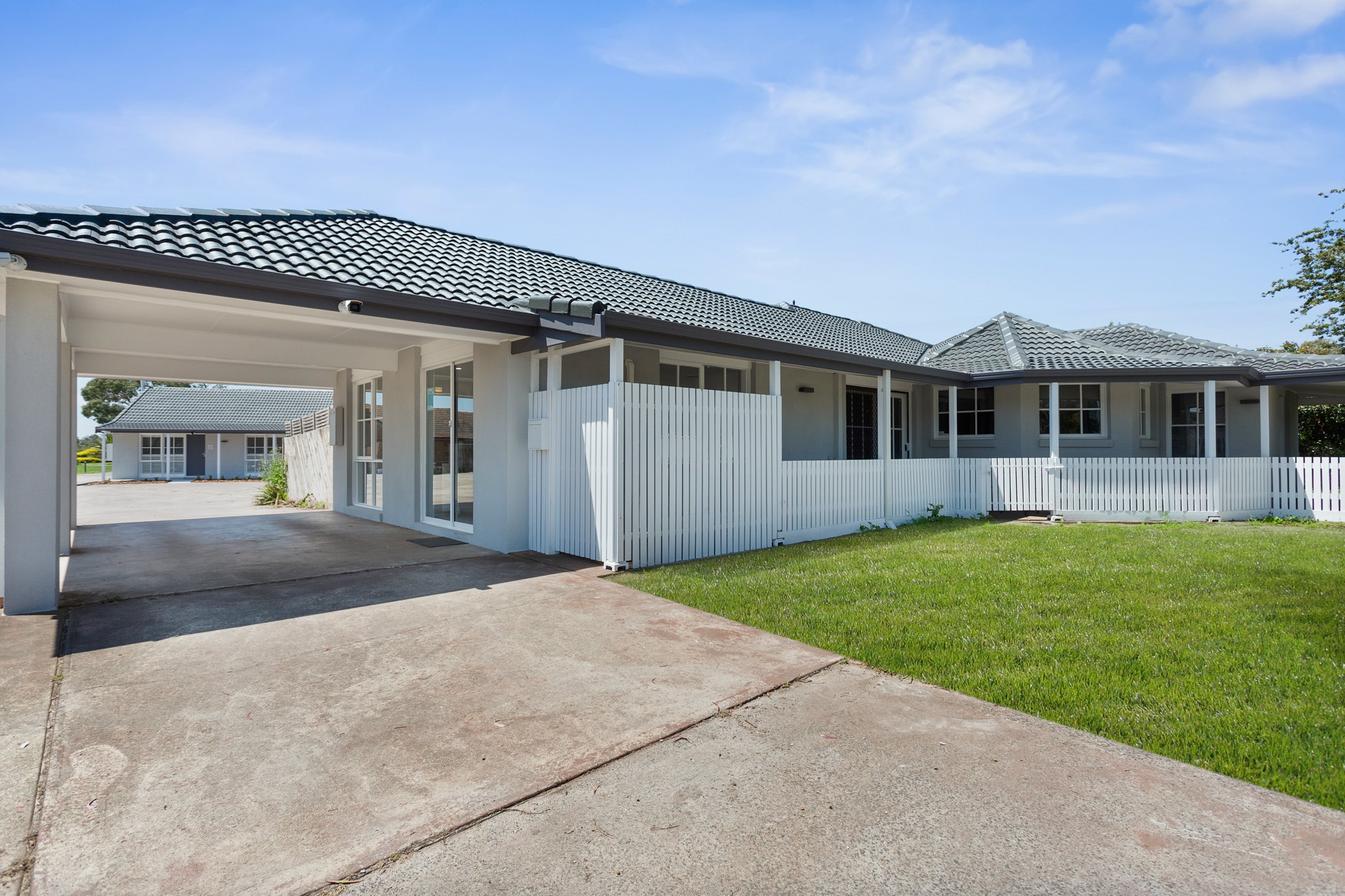SANCTUARY INN ON WESTERNPORT-guestroom-Premier King.jpg