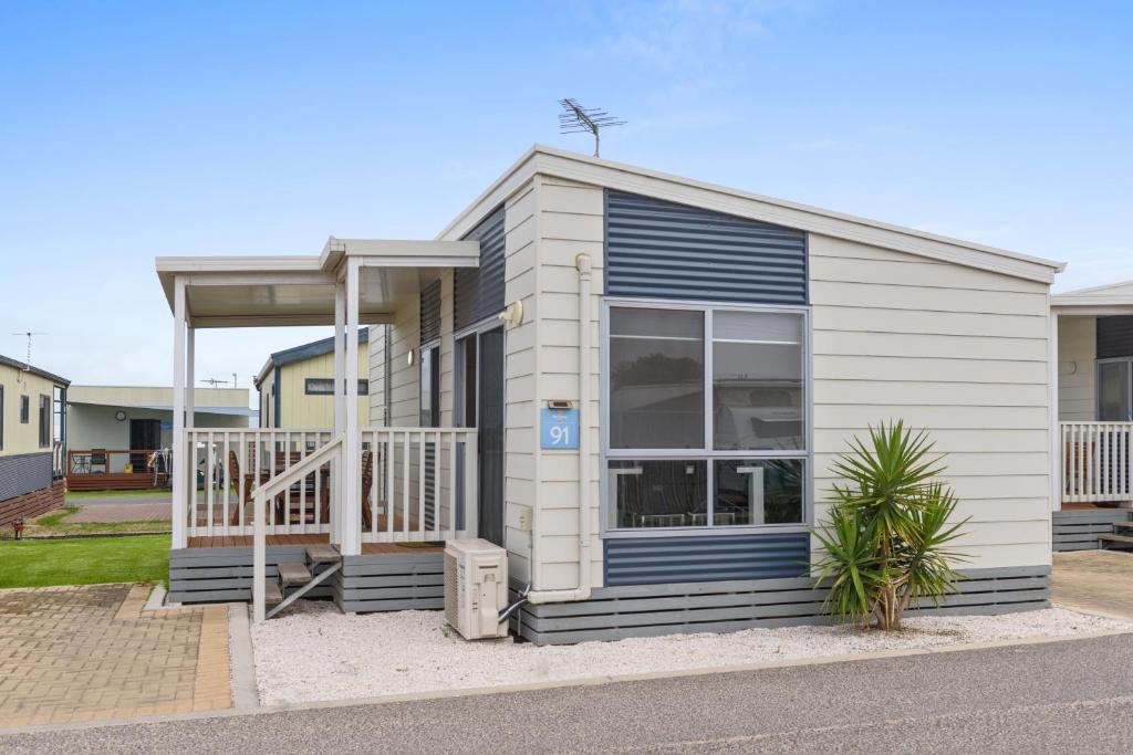 Discovery Parks Adelaide Beach-guestroom-Dlx 2BR Cabin Slps 4 (1668).jpg