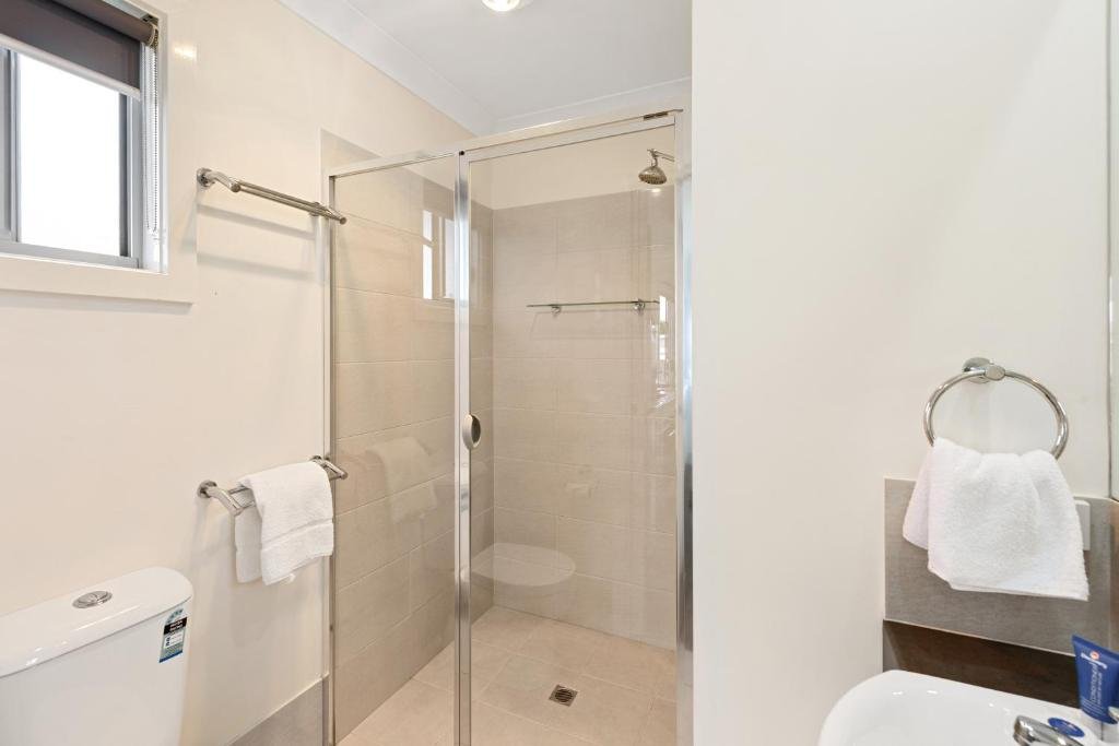 Discovery Parks Adelaide Beach-guestroom-Dlx 2BR Cabin Slps 4 (1668) - Bathroom.jpg