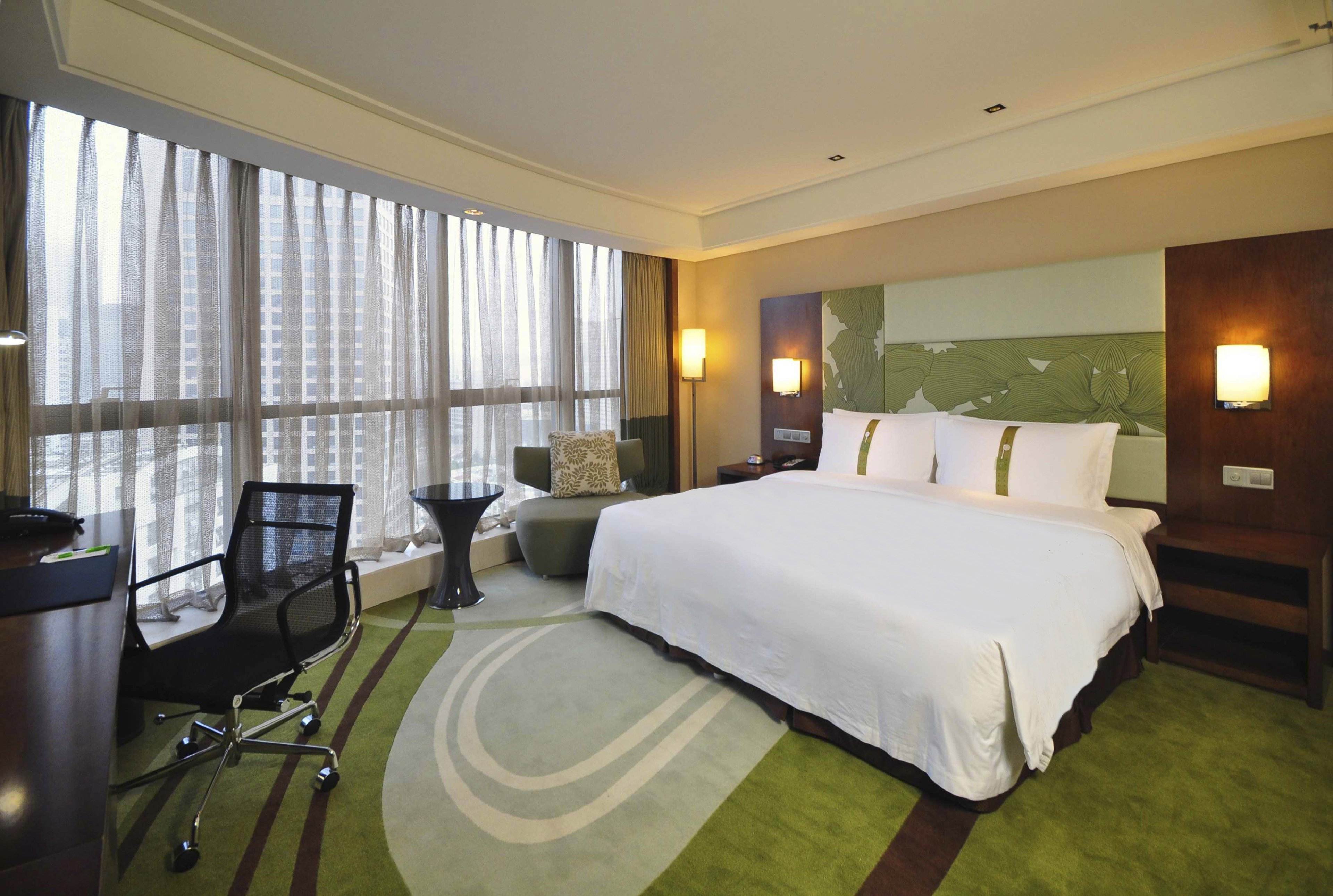 HOLIDAY INN QINGDAO CITY CTR BY IHG-guestroom-Deluxe Room.jpg
