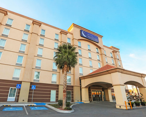 Exterior of Hotel Mesaluna Ciudad Juarez