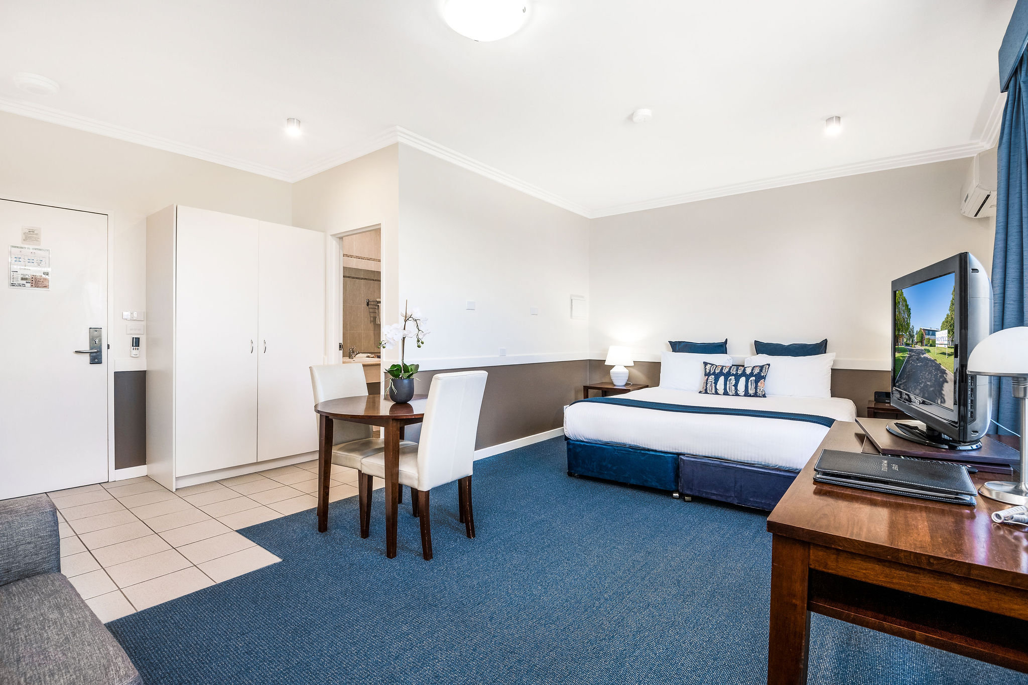 HAWKESBURY RACE CLUB MOTEL-guestroom-Deluxe Room Queen/King.jpg