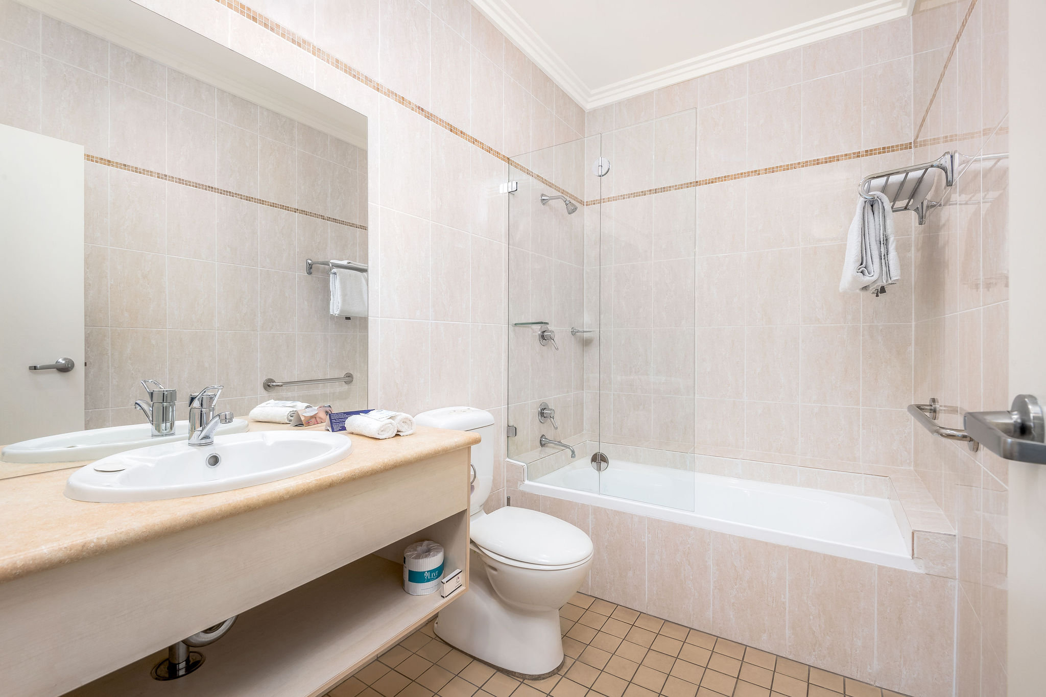 HAWKESBURY RACE CLUB MOTEL-guestroom-Deluxe Room - Bathroom.jpg