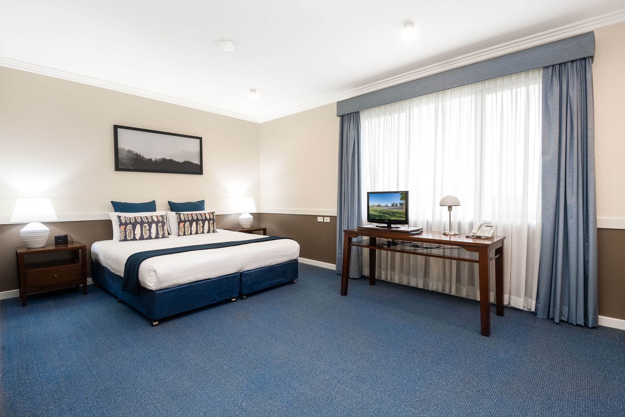 HAWKESBURY RACE CLUB MOTEL-guestroom-Deluxe Suite - Bed Room.jpg