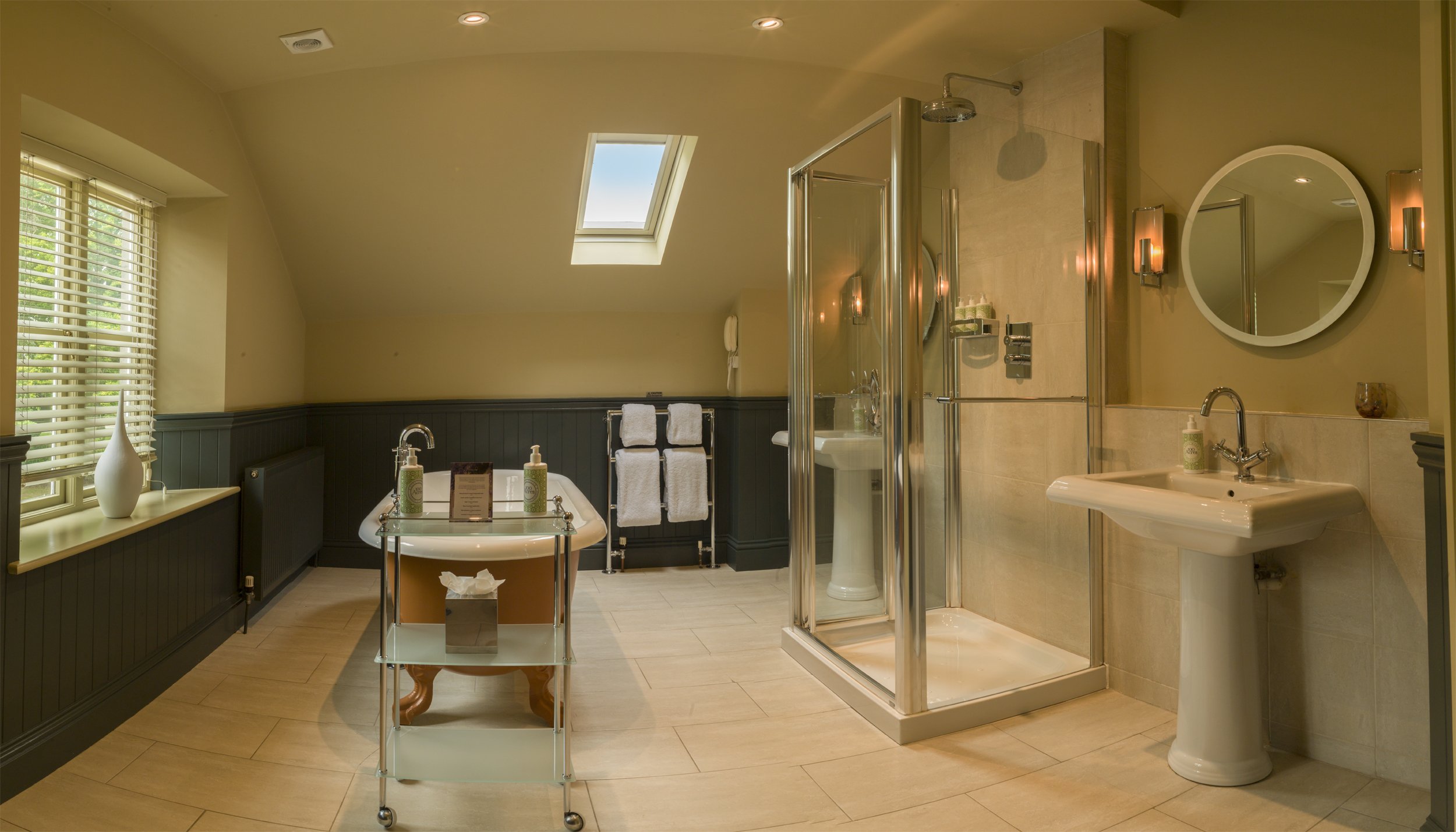 HOMEWOOD-guestroom-Junior Suite Bathroom.jpg
