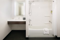  - Holiday Inn Cheshire - I-84, Exit 28