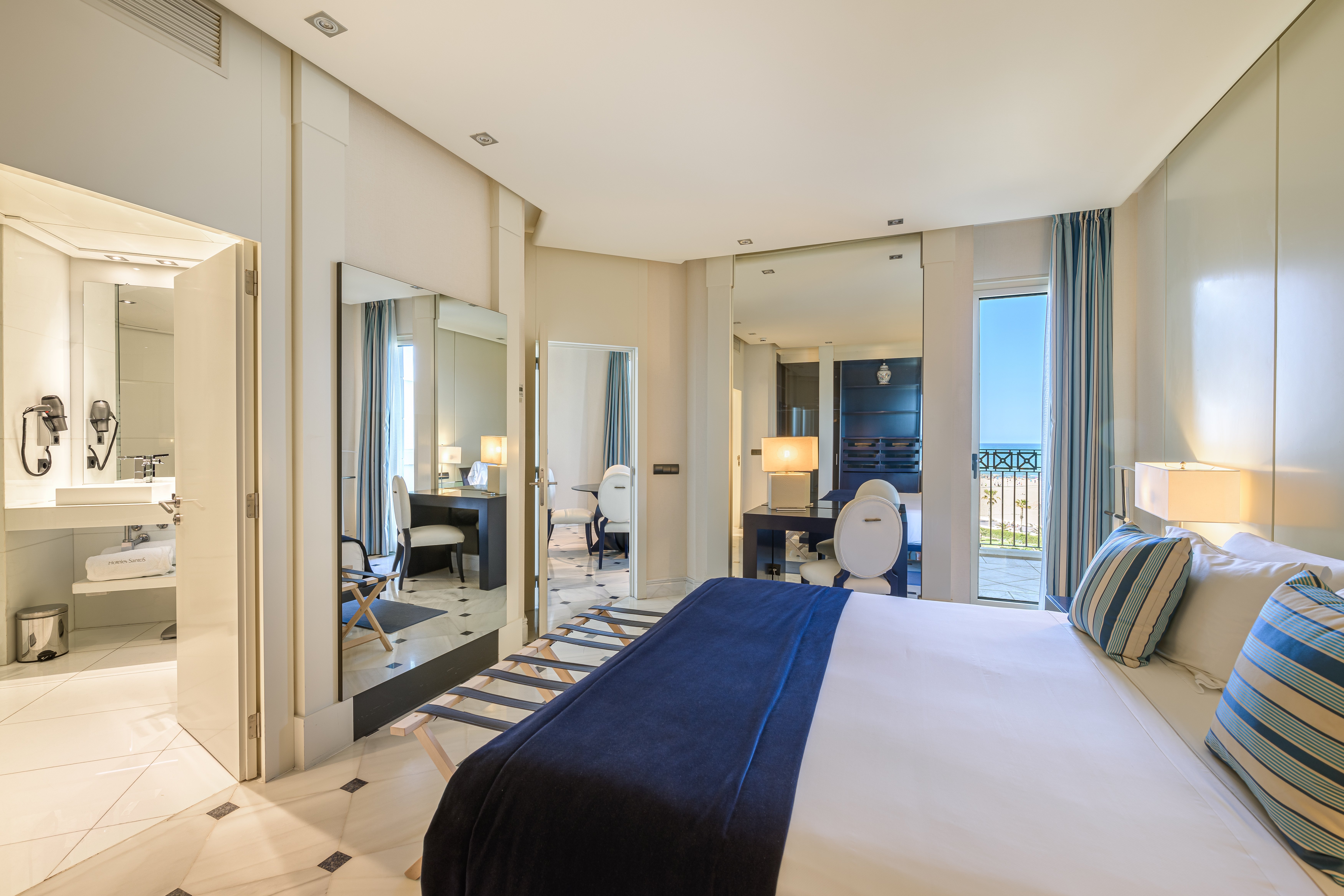 Hotel Las Arenas-guestroom-SUITE MARE NOSTRUM PLANTA DORMITORIO.jpg