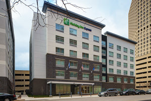 Holiday Inn Express Downtown Milwaukee, WI - See Discounts