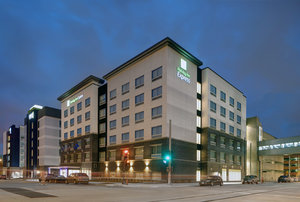 Holiday Inn Express Downtown Milwaukee, WI - See Discounts