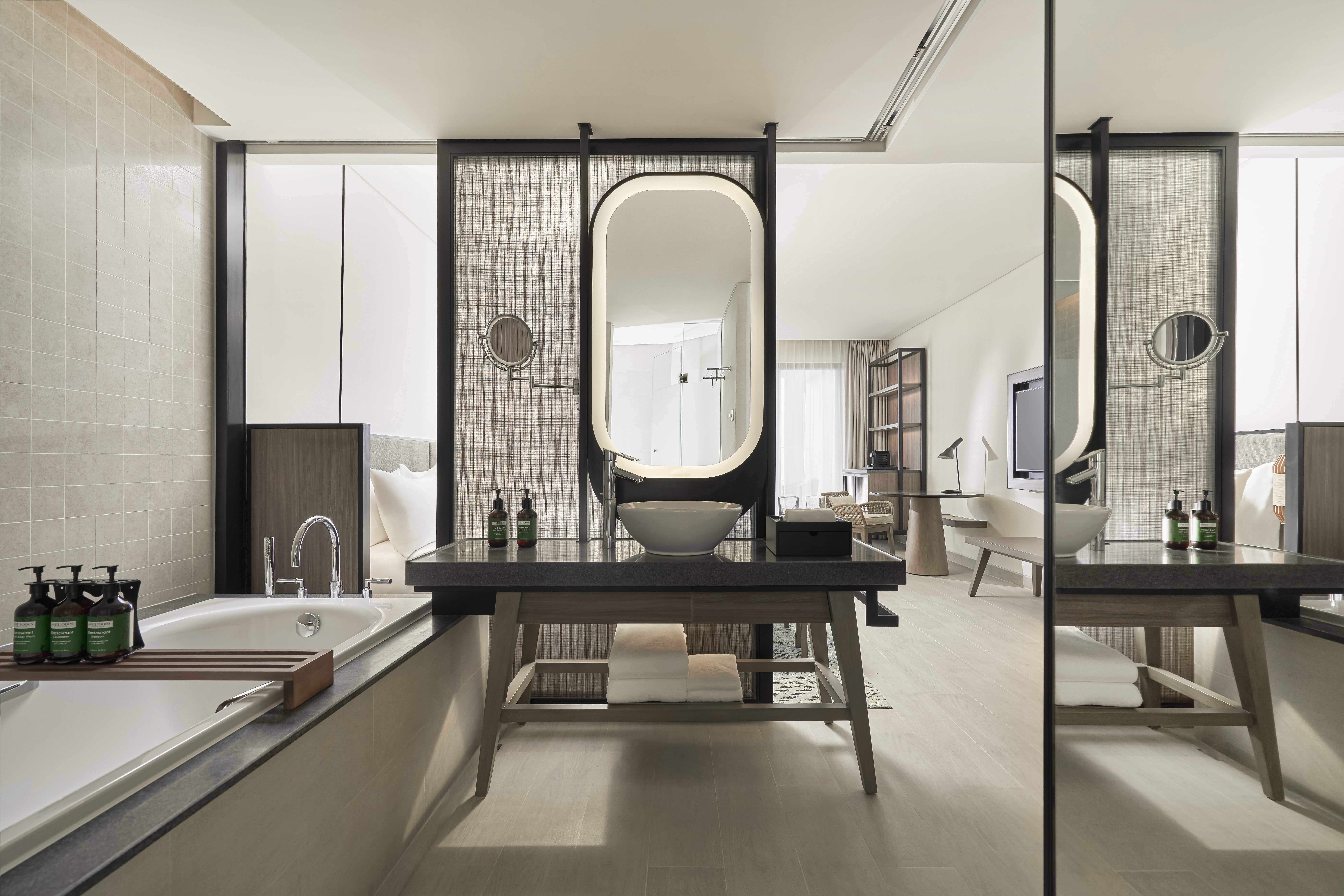 CROWNE PLAZA STARBAY BY IHG-guestroom-Bathroom.jpg