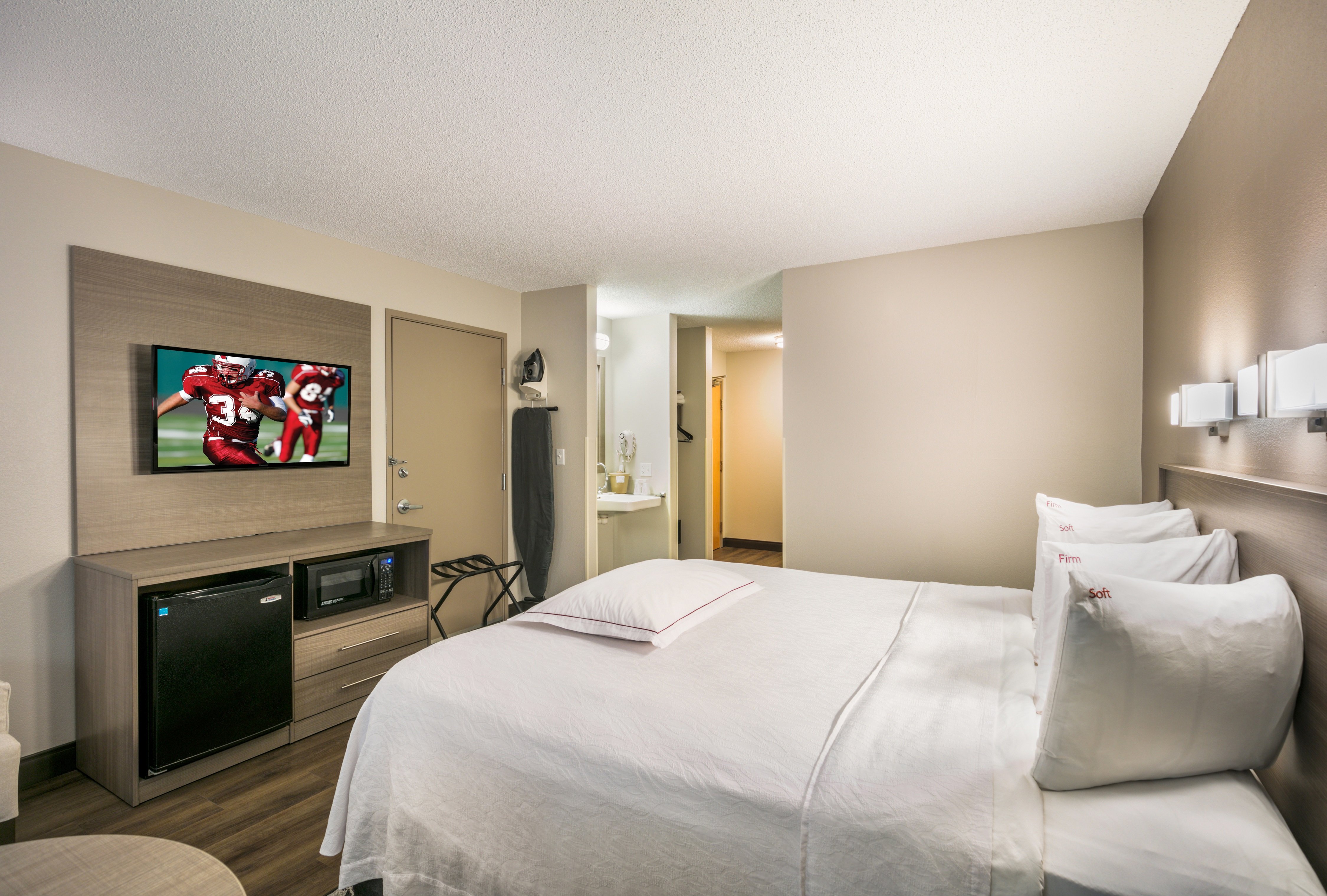 RED ROOF PLUS BOSTON-LOGAN-guestroom-Premium King.jpg