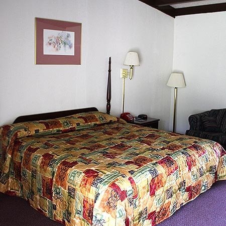 Hometown Inn Staunton-guestroom-Hometown Inn Staunton room.jpg