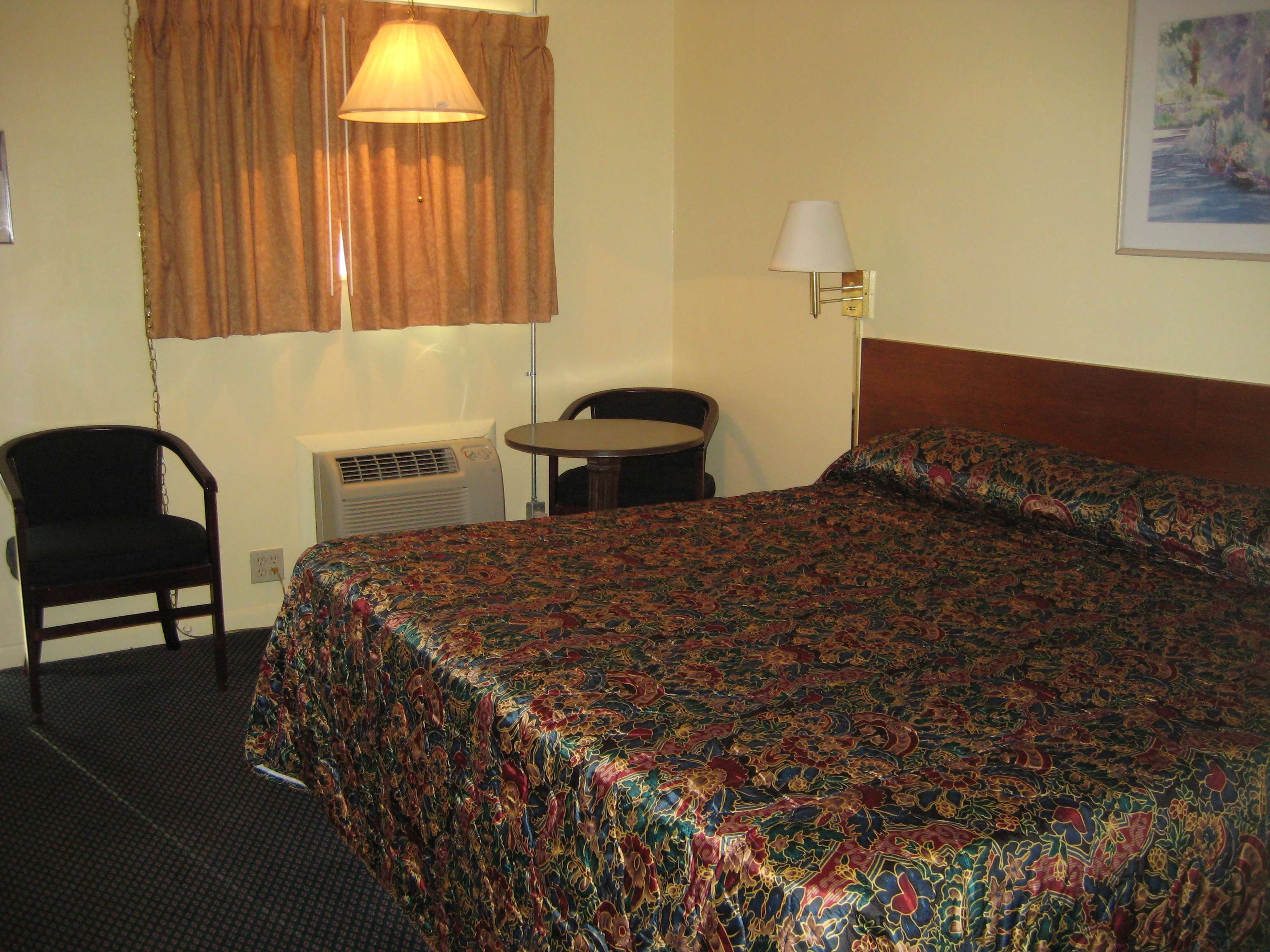Guest House Motel Chanute-guestroom-bed.jpg