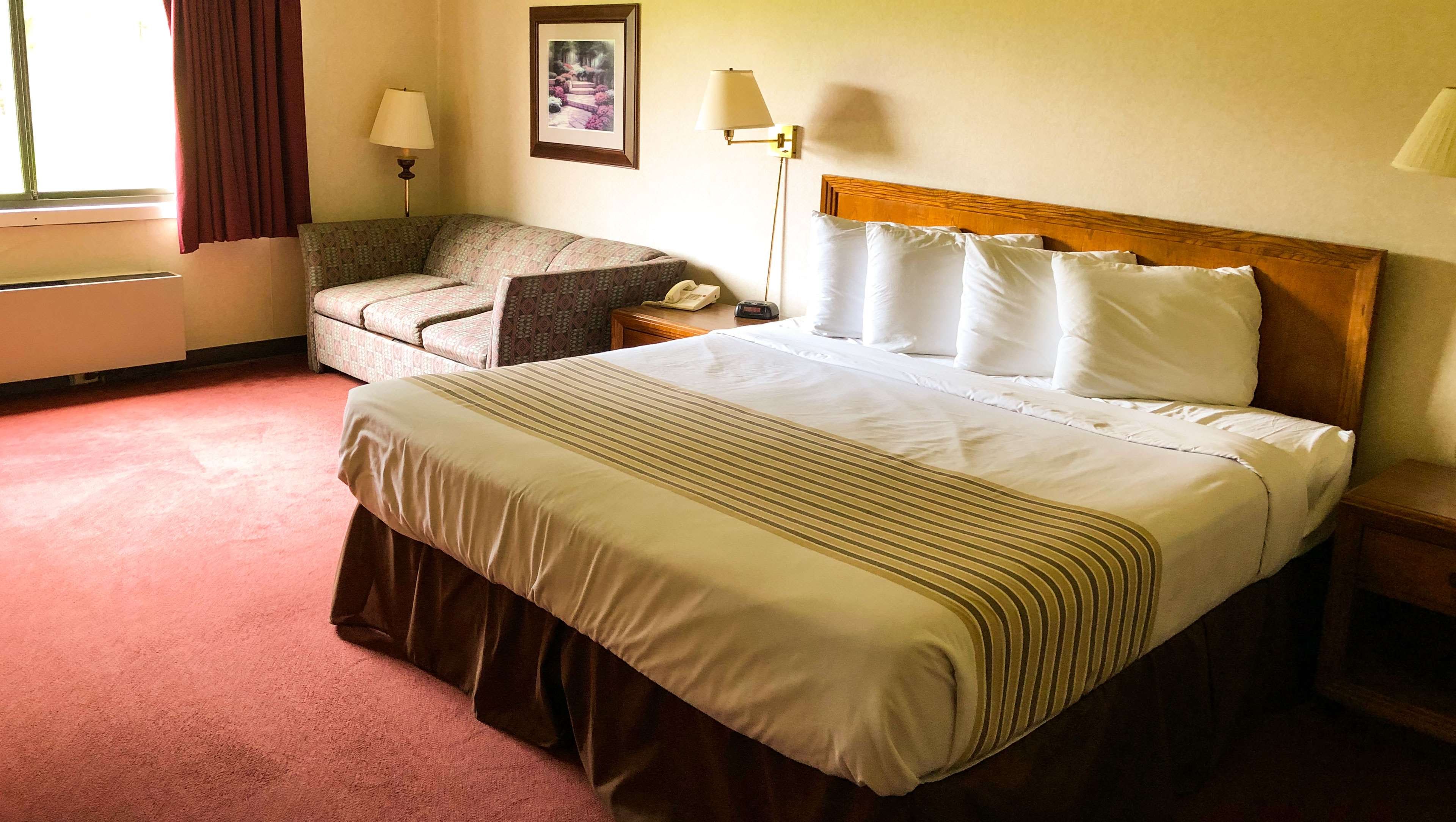 Magnuson Hotel Dixon-guestroom-King Magnuson Hotel Dixon.jpg