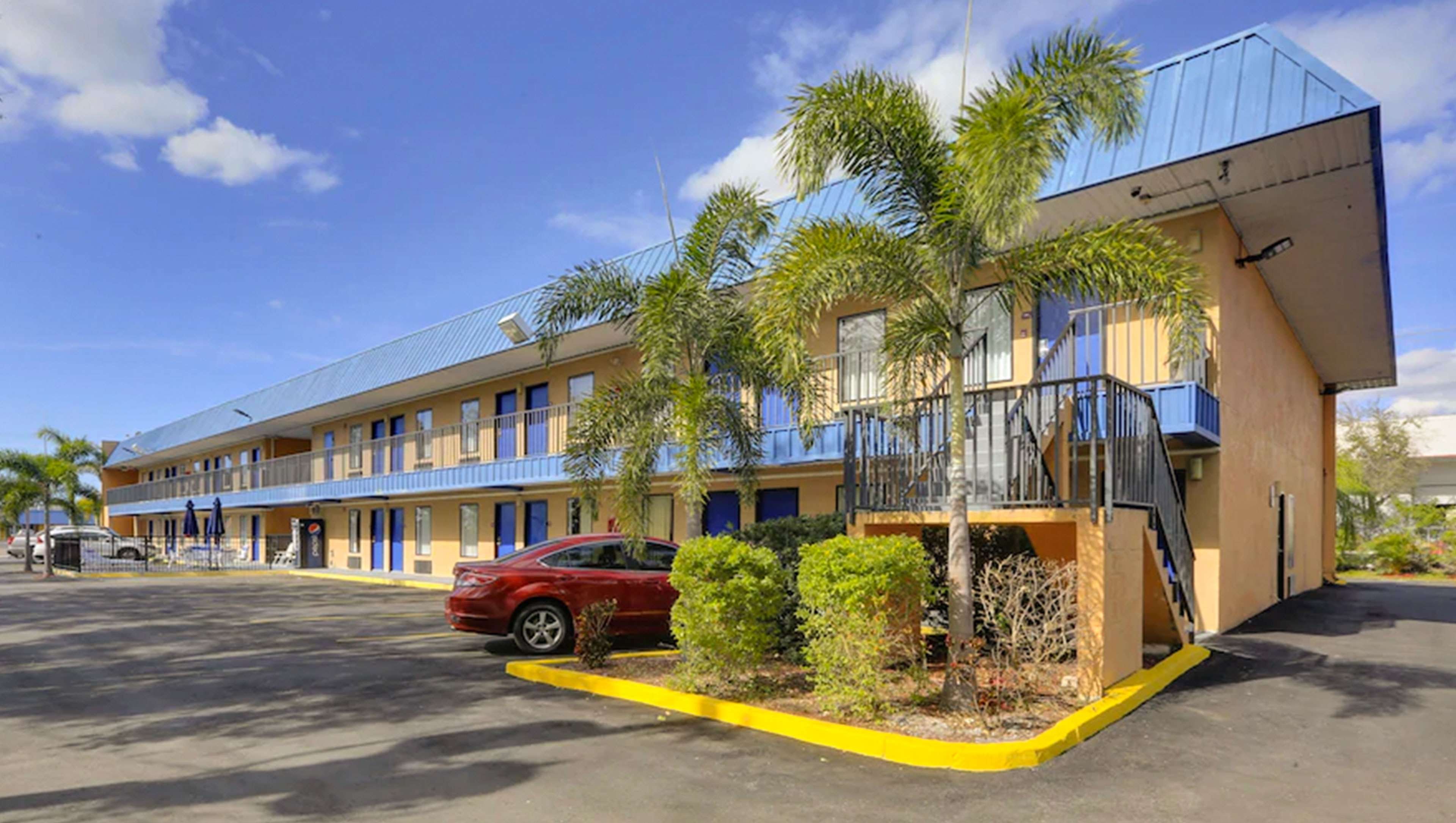 Magnuson Hotel Bradenton-guestroom-Exterior Accesss Guest Room.jpg
