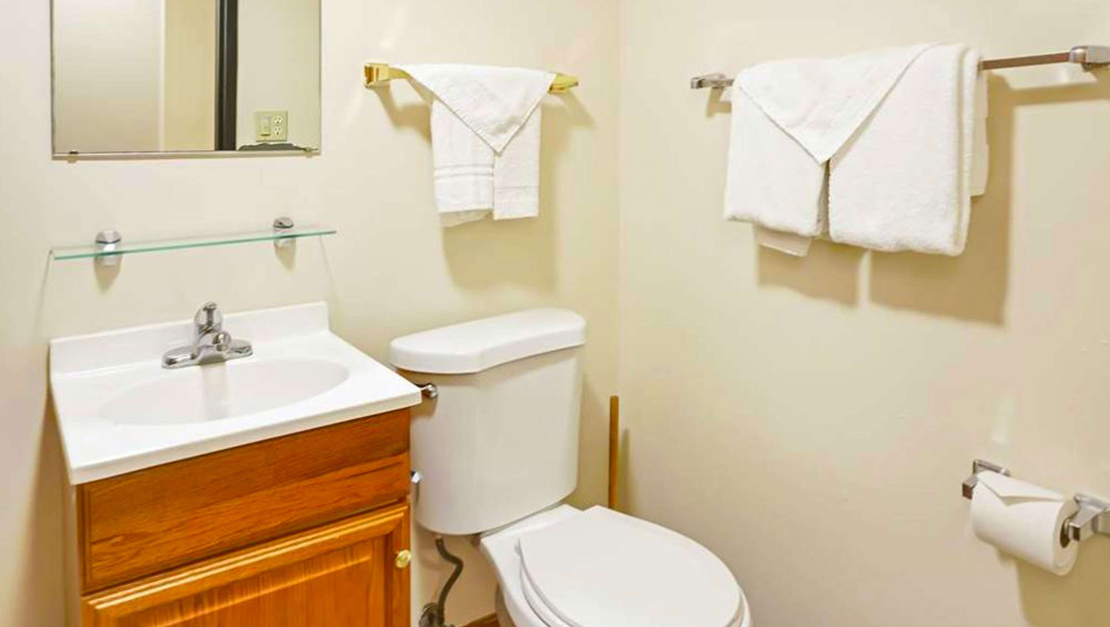 M Star Hotel North Canton - Ha-guestroom-Mstar NorthCanton NorthCanton OH Guestroom Bathroom.jpg