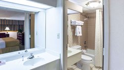  - Magnuson Grand DeSoto - I-35, Exit 416