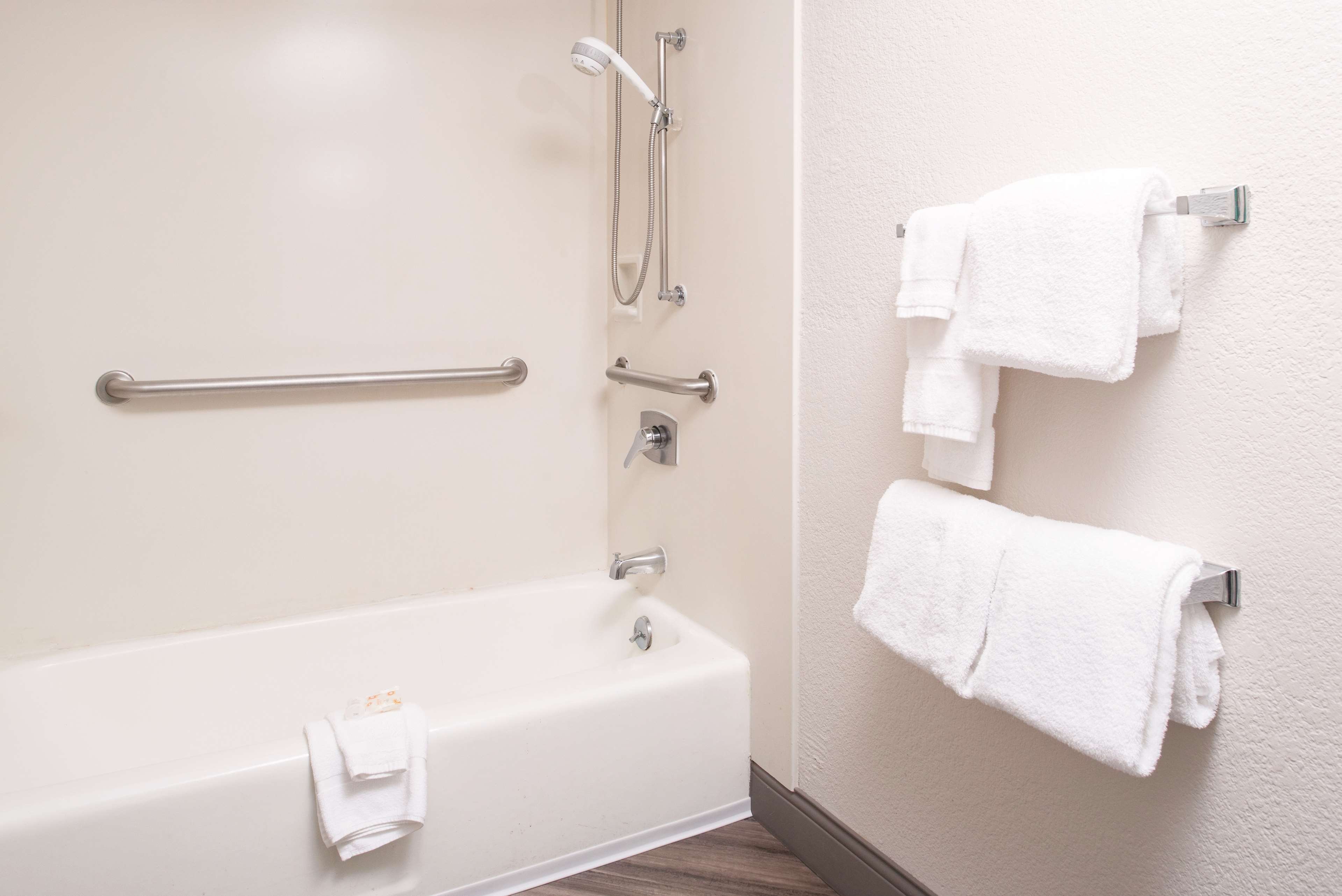 Will Rogers Inn-guestroom-Bathroom  standard.jpg