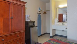  - Studios & Suites 4 Less Chesapeake - I-64, Exit 290