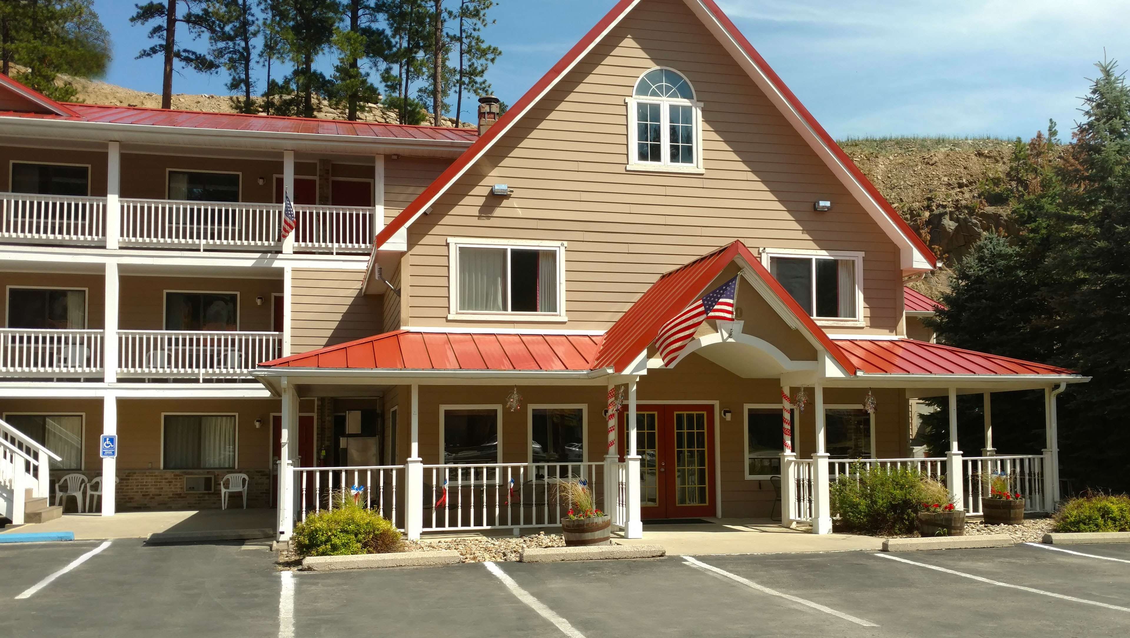 Keystone Boardwalk Inn and Sui-guestroom-MH KeystoneBoardwalkInnSuites Keystone SD Property Exterior.jpg
