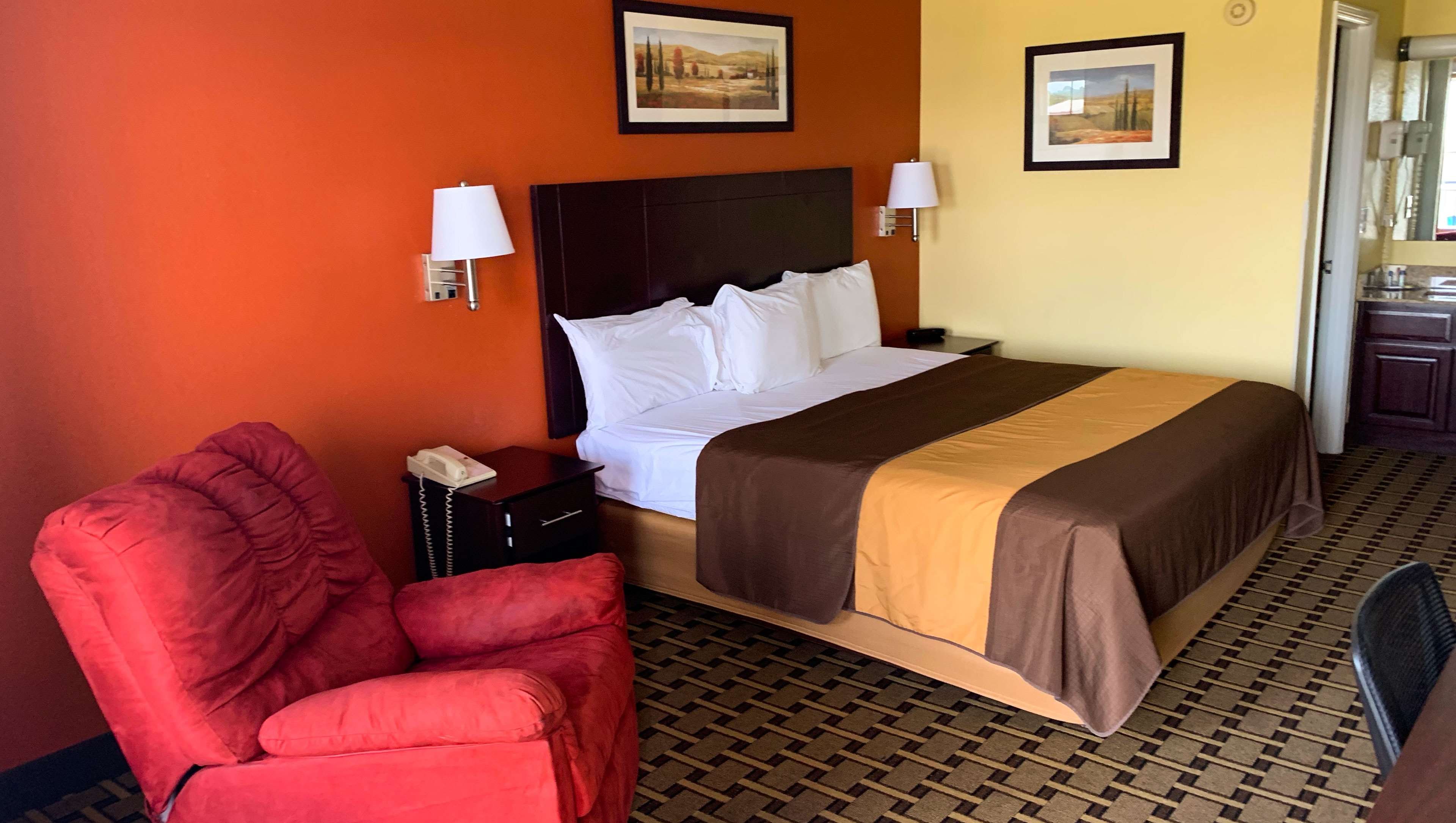 Western Motel Fitzgerald-guestroom-MH WesternMotel Fitzgerald GA Guestroom King.jpg
